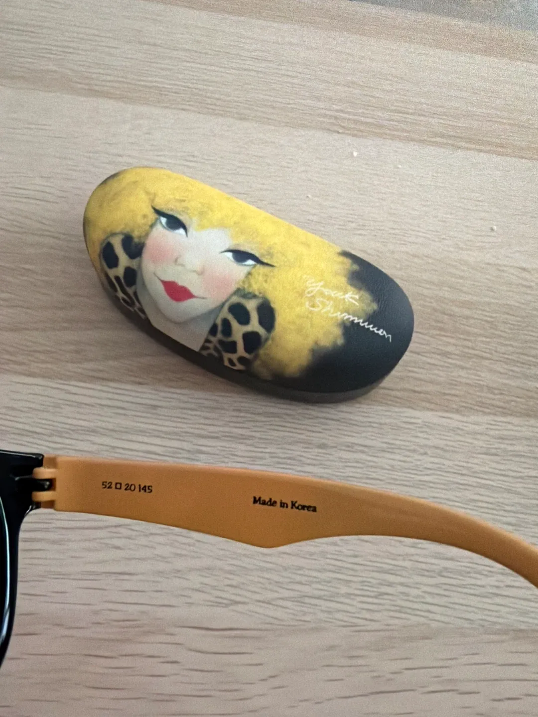 Youk Shimwon Sunglasses with Case image indicator(5)