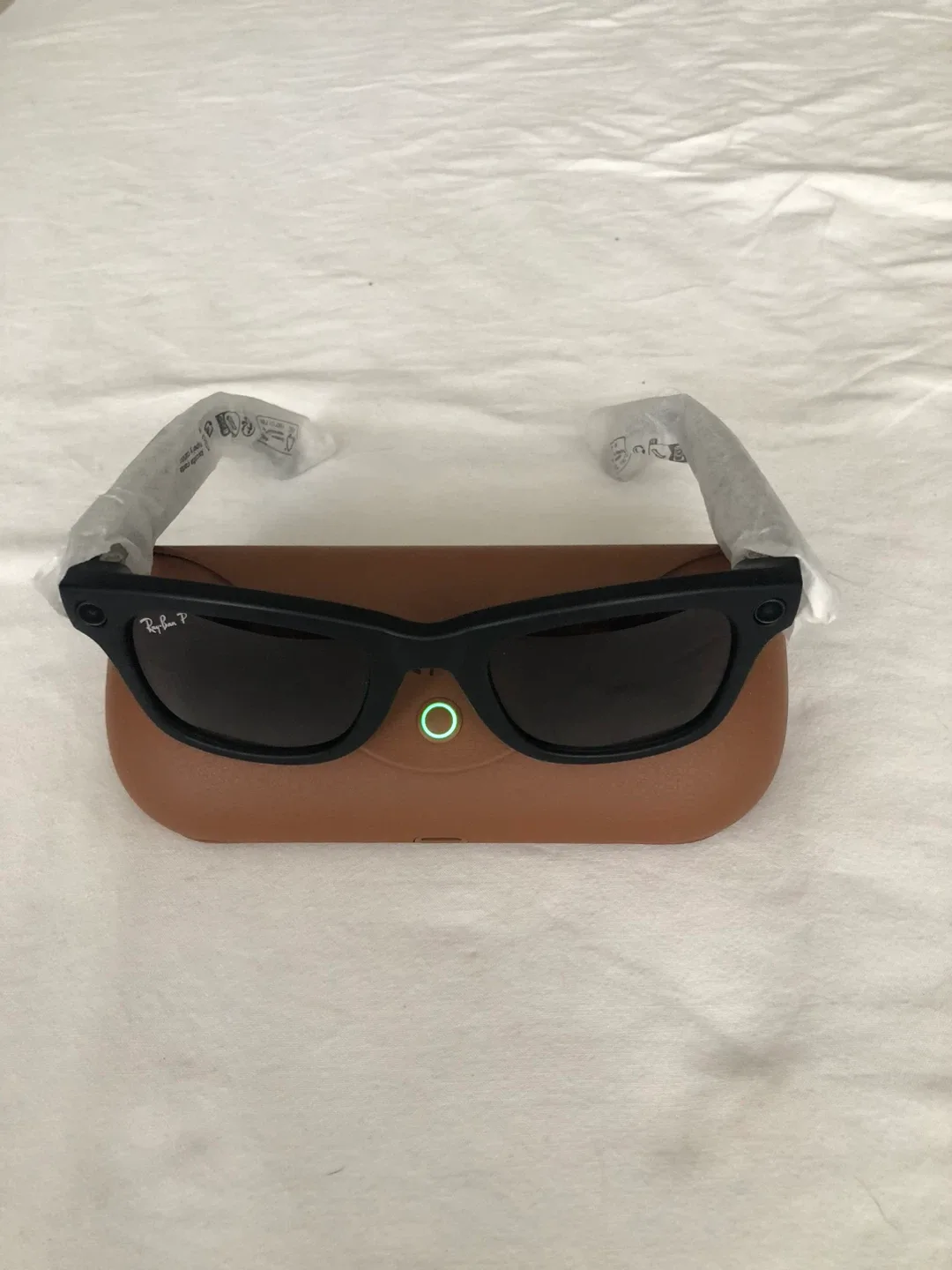 Ray-Ban Meta Wayfarer Smart Glasses - New in Box! image indicator(2)