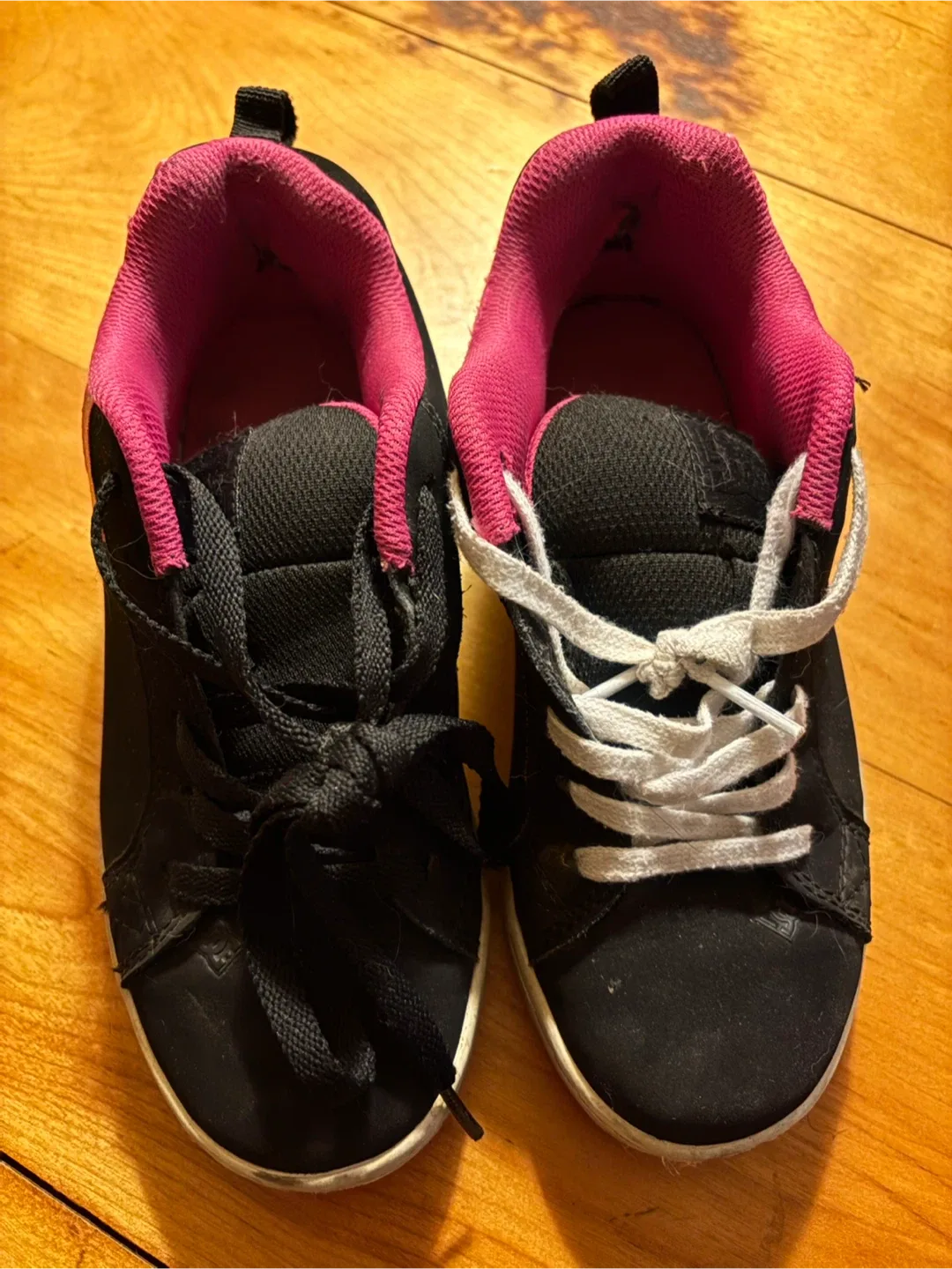 DC Women's Court Graffik Skate Shoes image indicator(2)