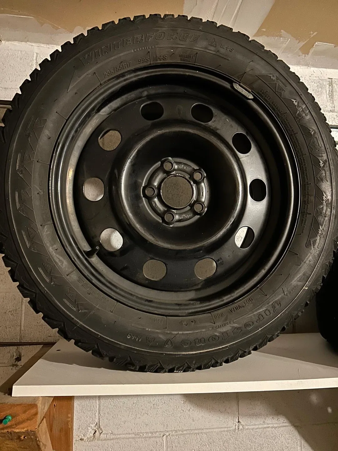 Winter Tires - 235/55R17 image indicator(2)