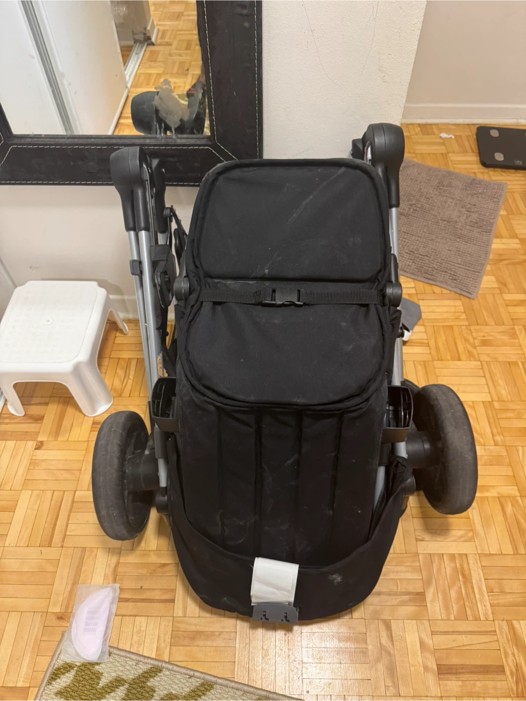 Even Black Stroller (Pivot Expand)