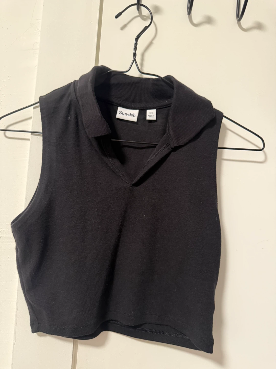 Sun-deh Black Sleeveless Polo Crop Top - XS