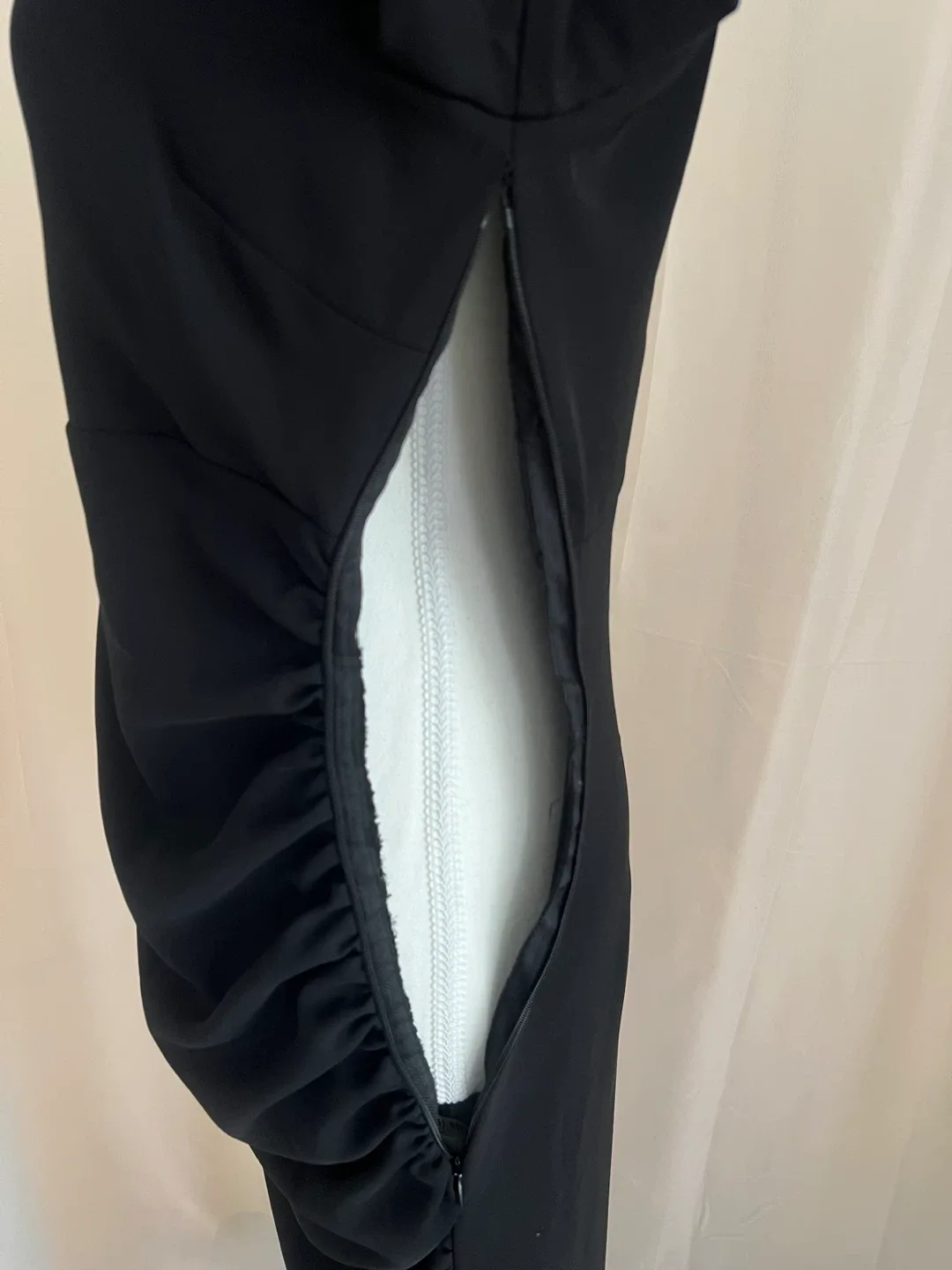 Black One-Shoulder Ruched Midi Dress image indicator(7)