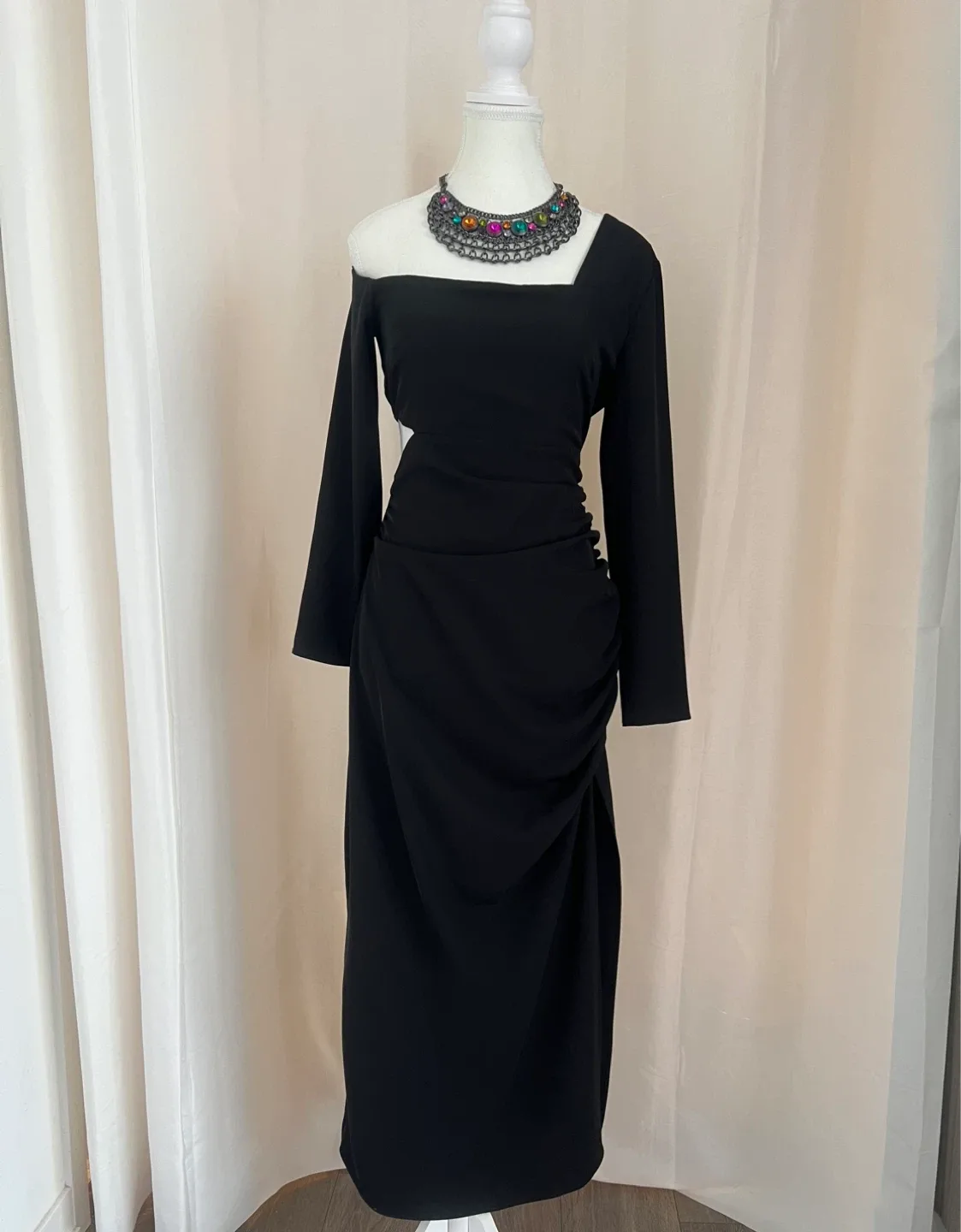 Black One-Shoulder Ruched Midi Dress image indicator(2)