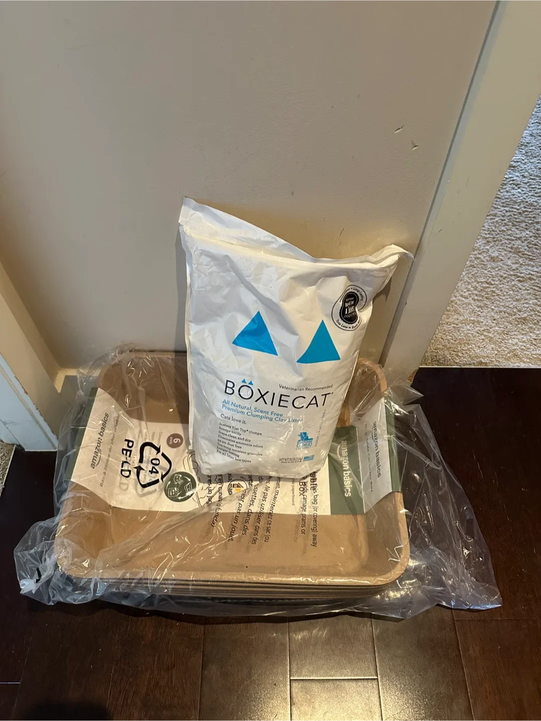 Amazon Basics Disposable Cat Litter Box + Boxiecat Litter image indicator(3)