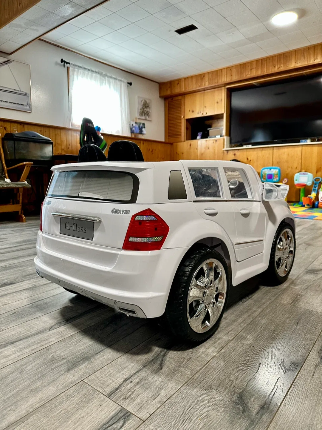 Mercedes-Benz GL-Class Ride-On Car - White image indicator(3)