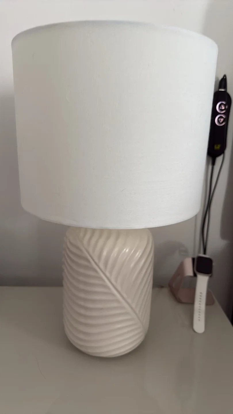 White Ceramic Leaf Table Lamp image indicator(2)