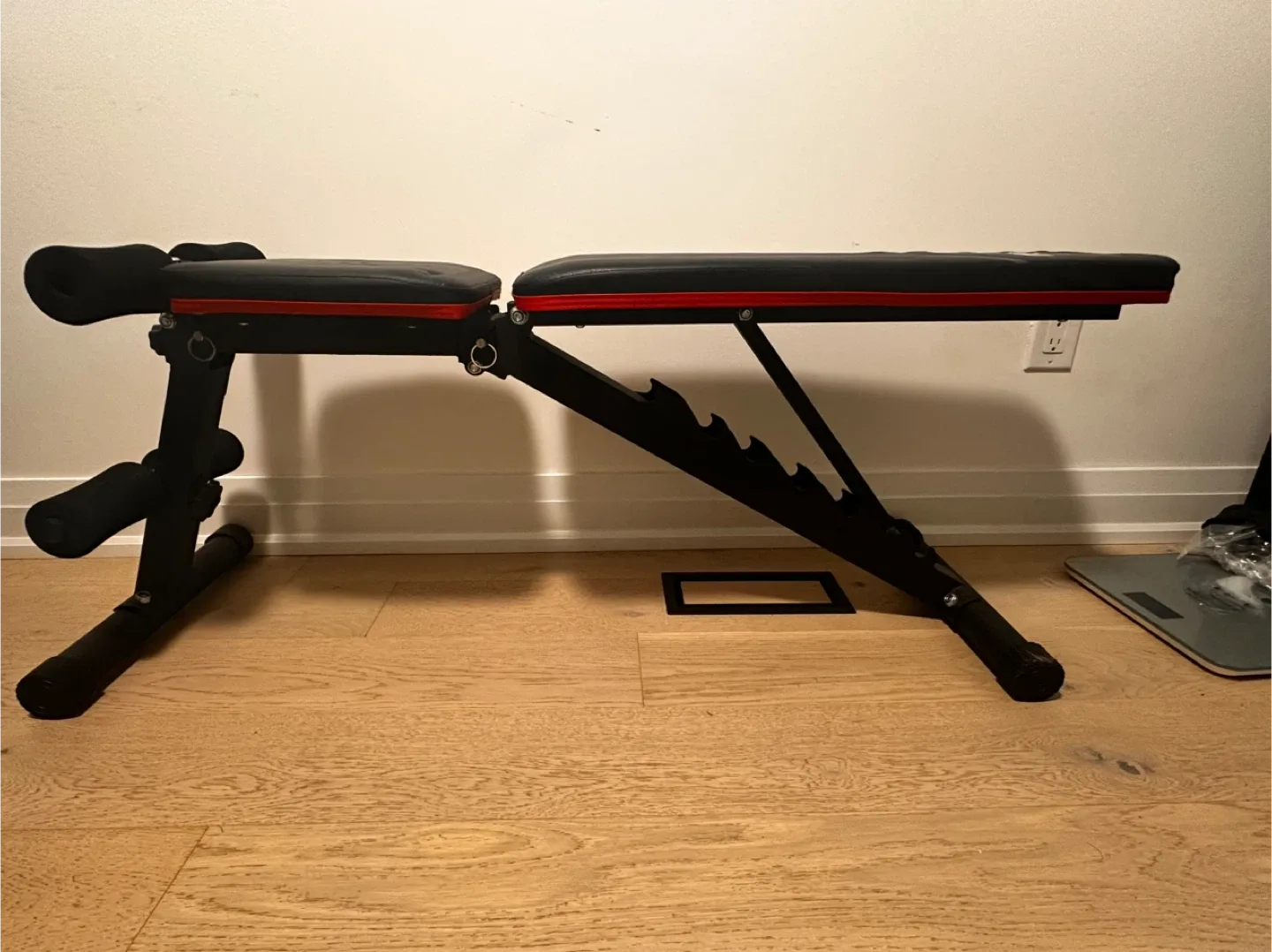 Flybird Adjustable Weight Bench - Black & Red image indicator(2)