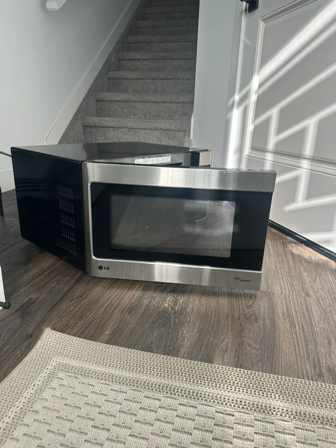 LG Countertop Microwave – 1.5 cu. ft., 1100W. image indicator(4)