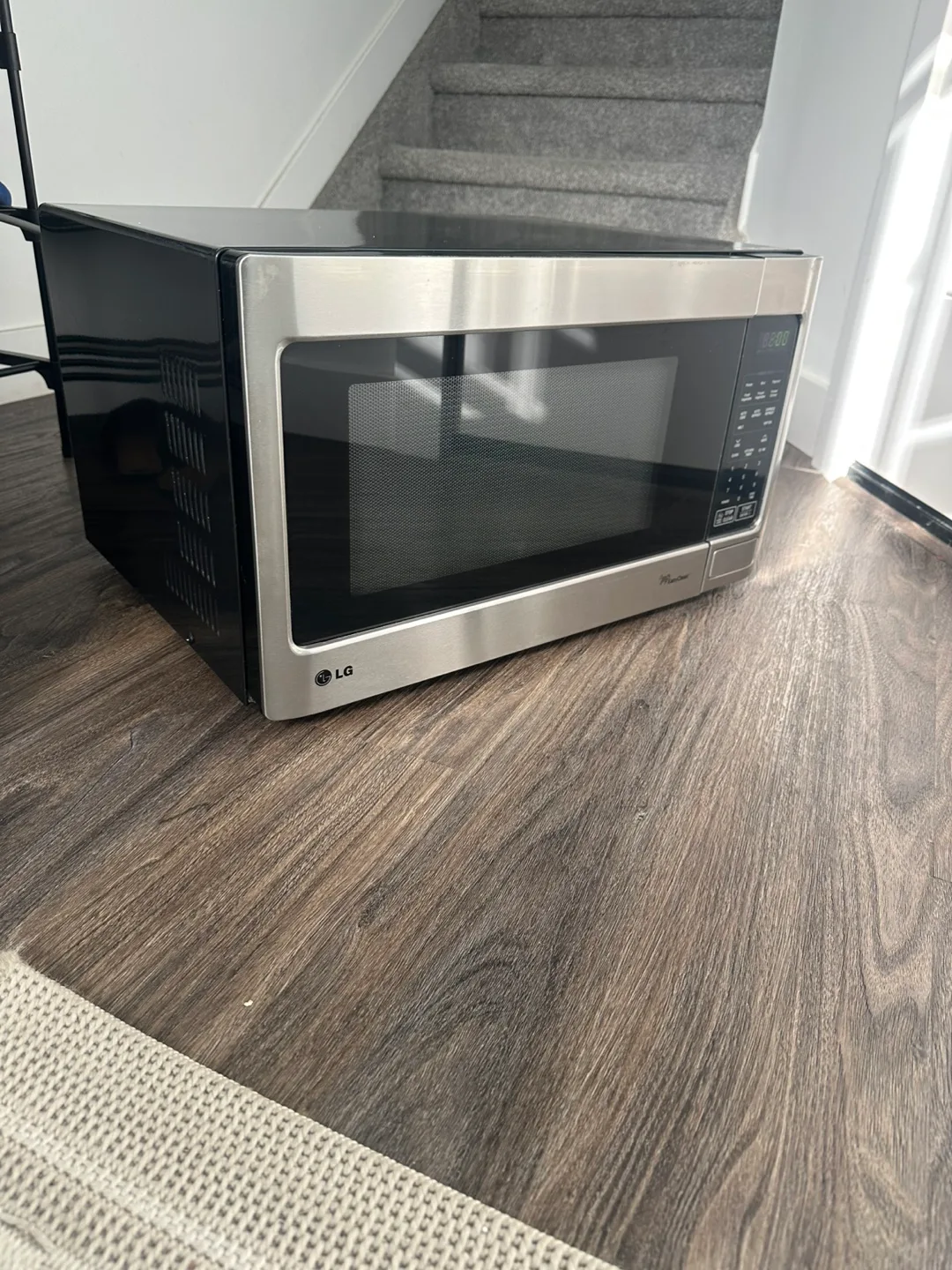 LG Countertop Microwave – 1.5 cu. ft., 1100W. image indicator(3)