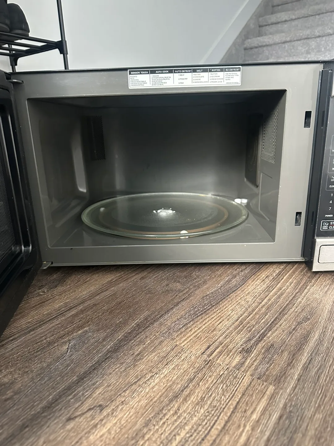 LG Countertop Microwave – 1.5 cu. ft., 1100W. image indicator(5)