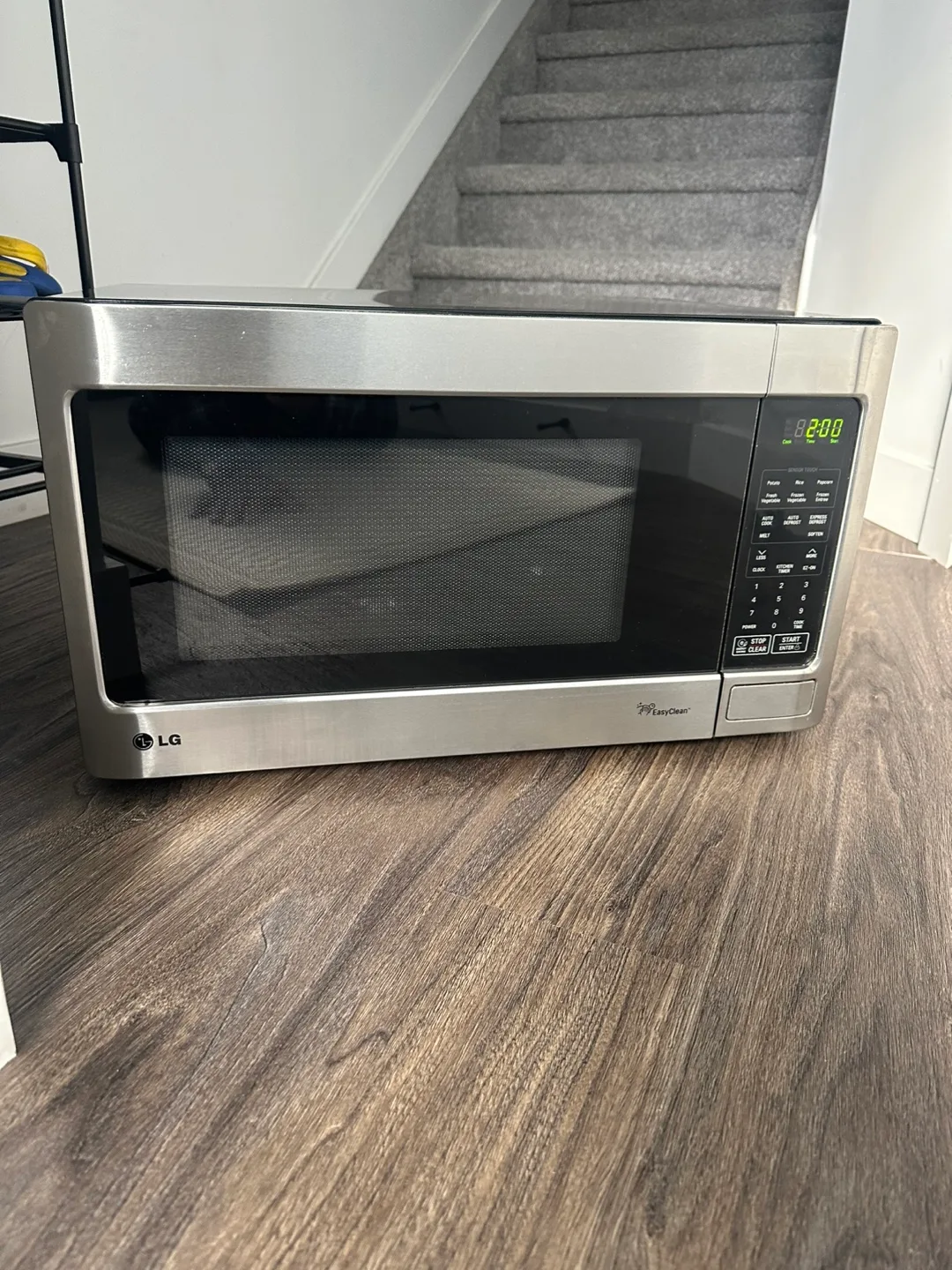 LG Countertop Microwave – 1.5 cu. ft., 1100W. image indicator(2)