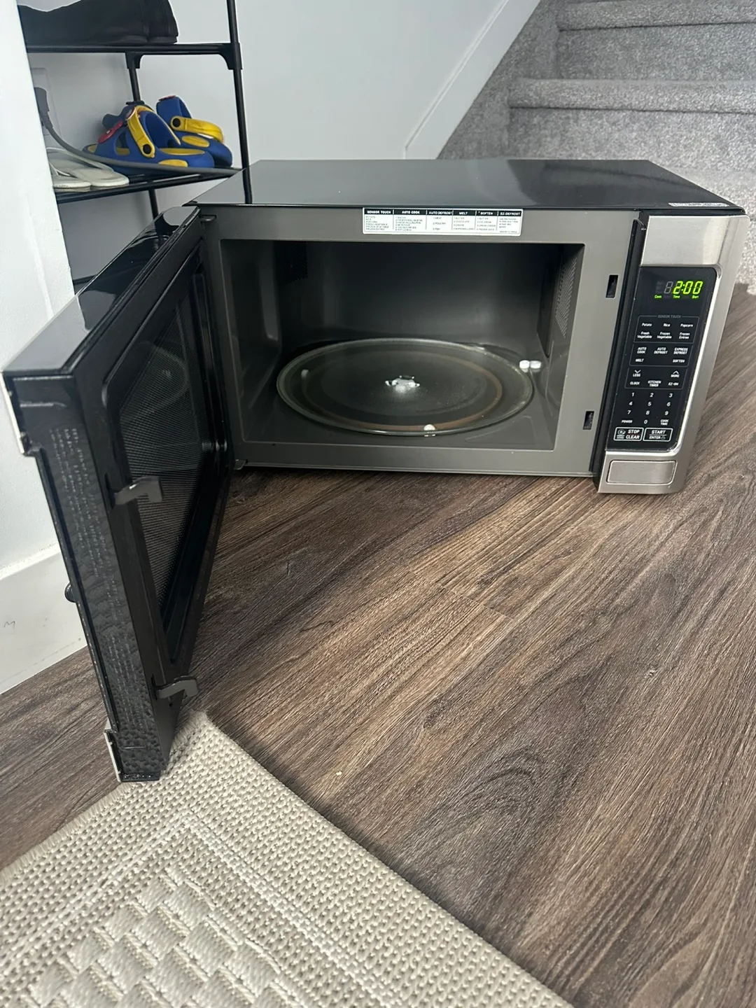 LG Countertop Microwave – 1.5 cu. ft., 1100W. image indicator(7)