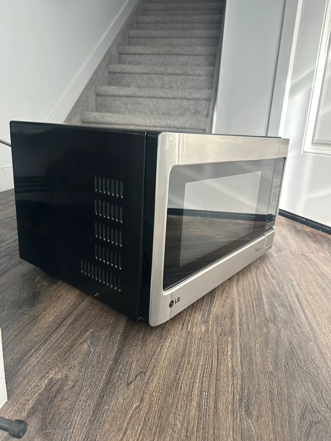 LG Countertop Microwave – 1.5 cu. ft., 1100W. image indicator(9)