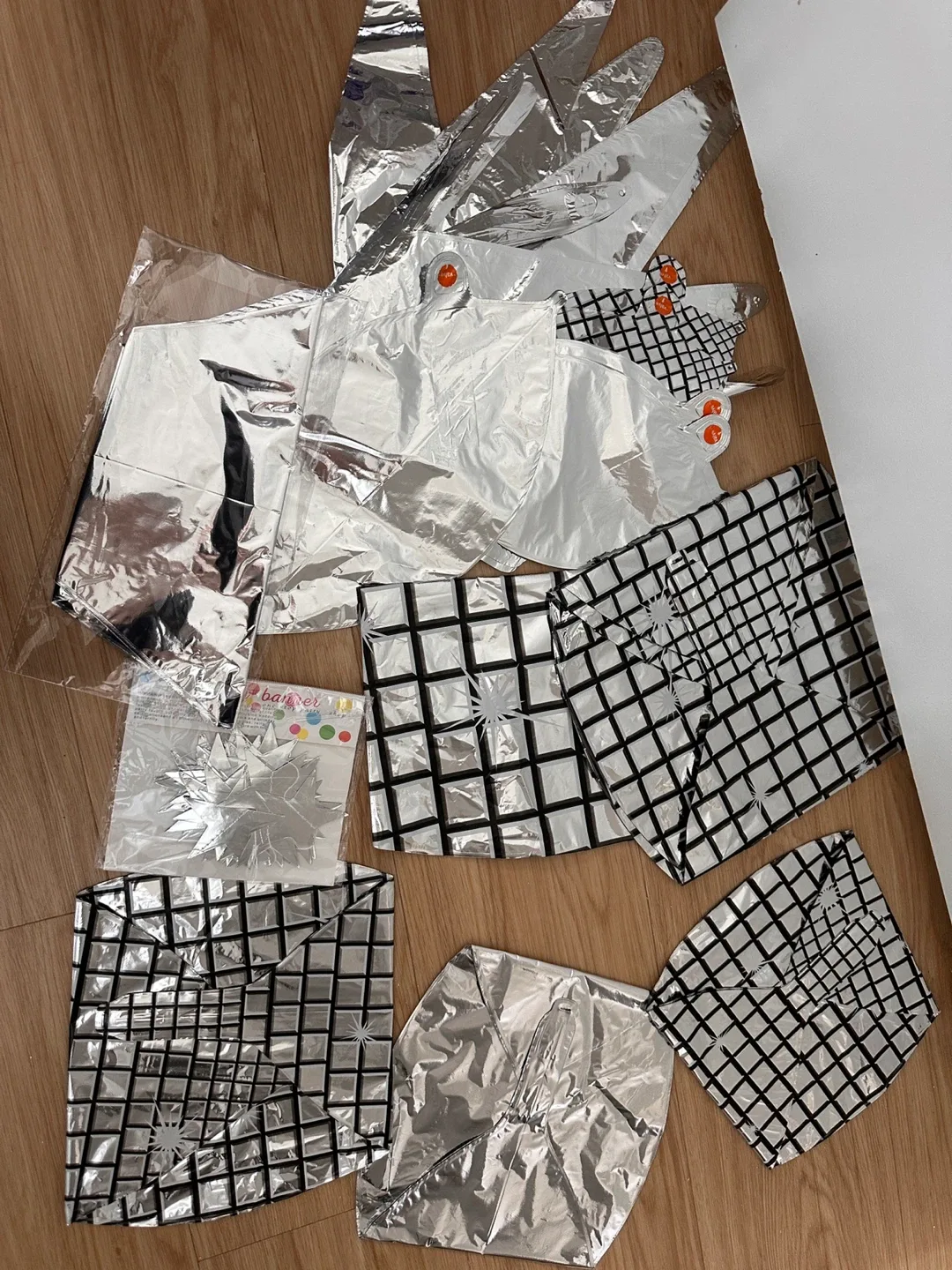 Silver Party Decoration & Foil Balloons image indicator(2)