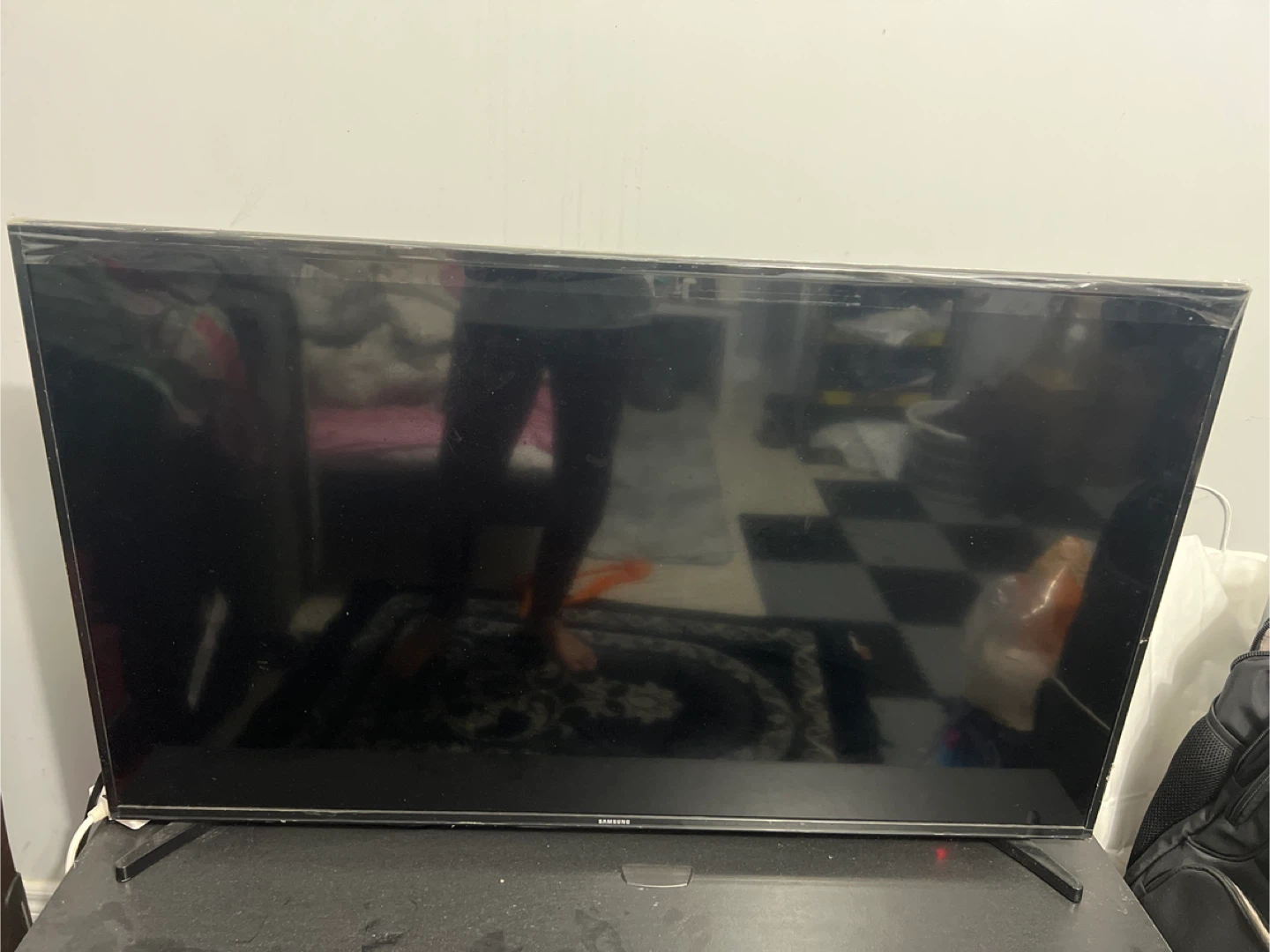Samsung TV 43” series 5 along with soundbar