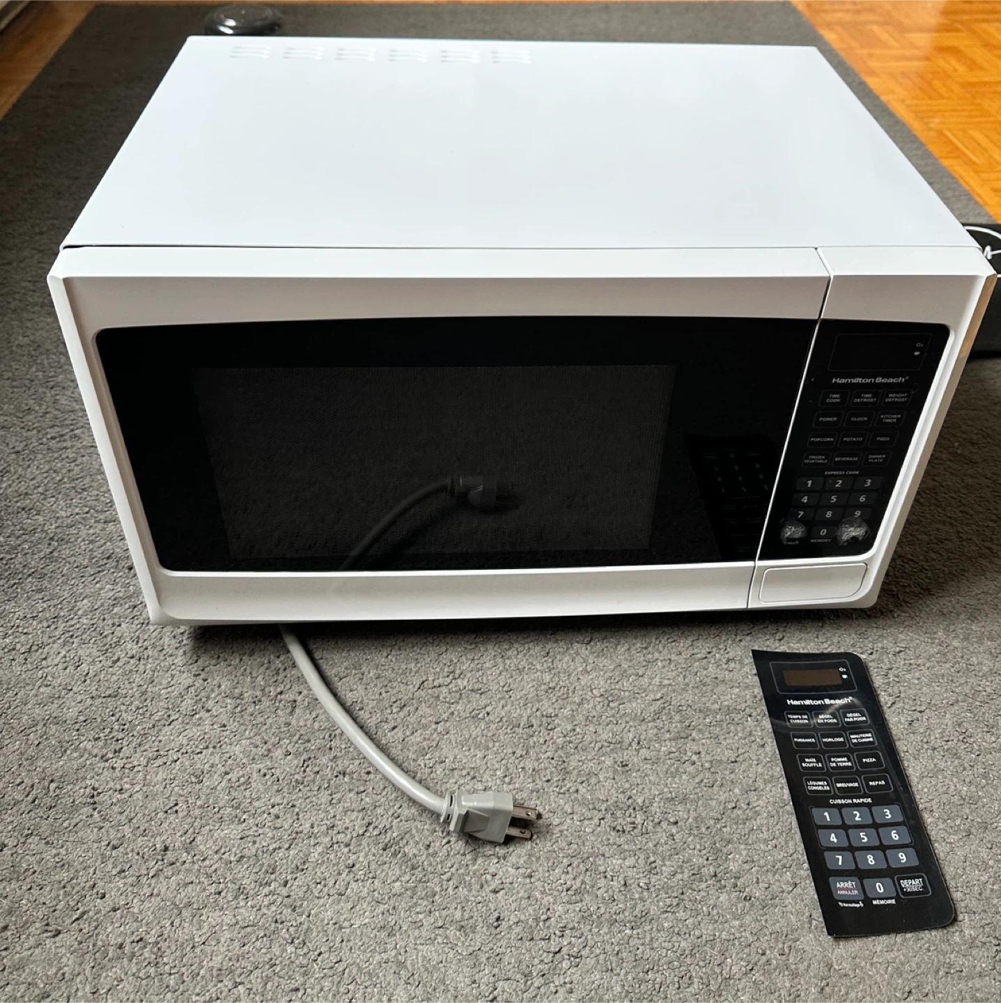 Microwave Oven - Hamilton Beach (White, Excellent Condition)