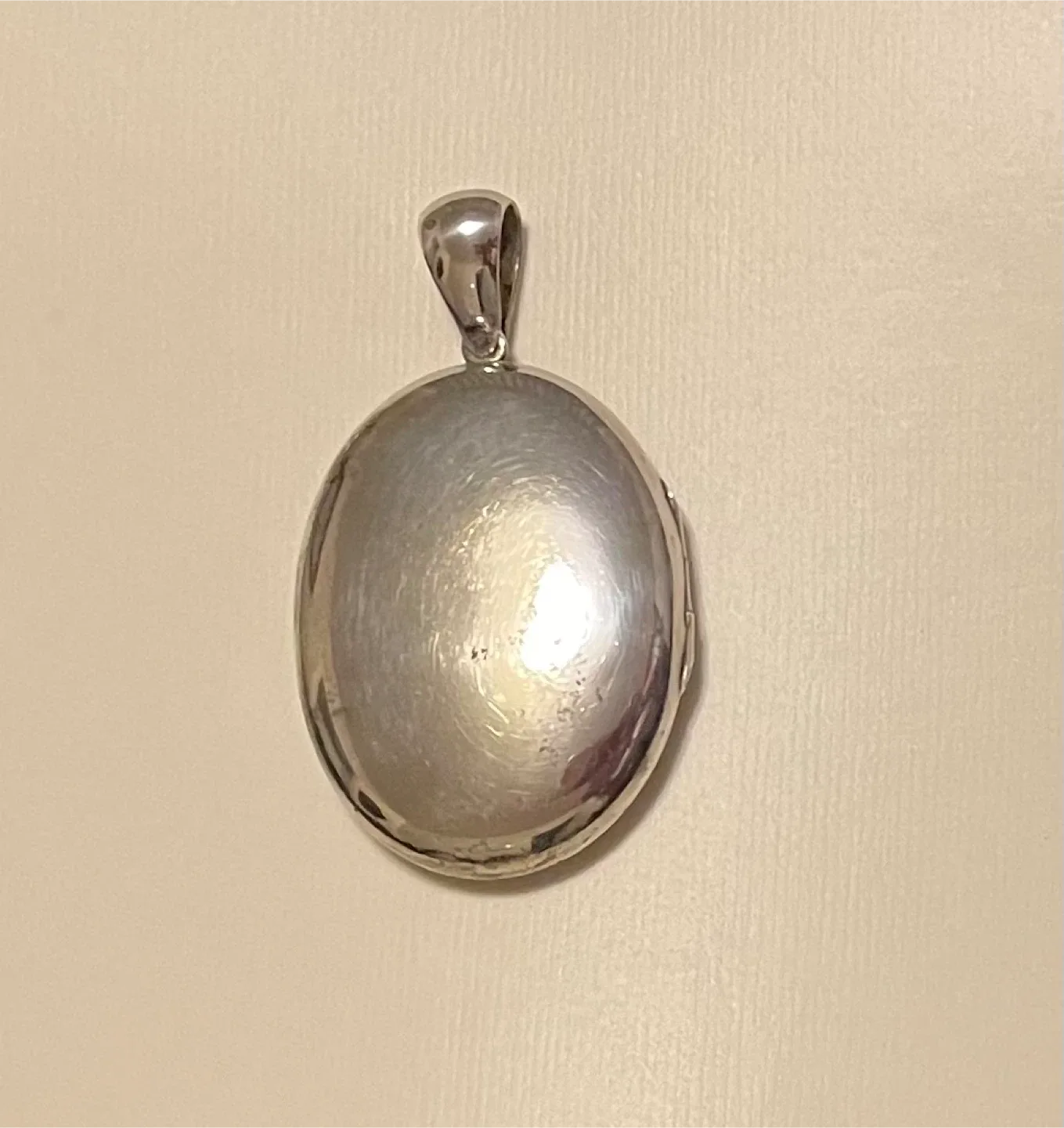 Silver oval locket image indicator(2)
