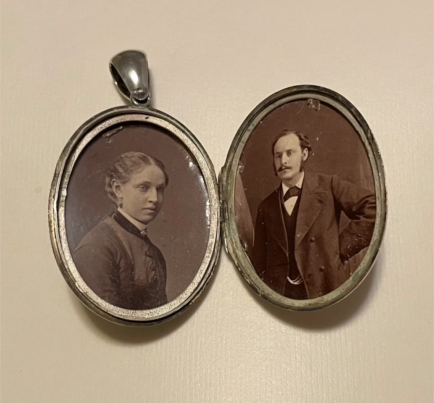 Silver oval locket image indicator(3)