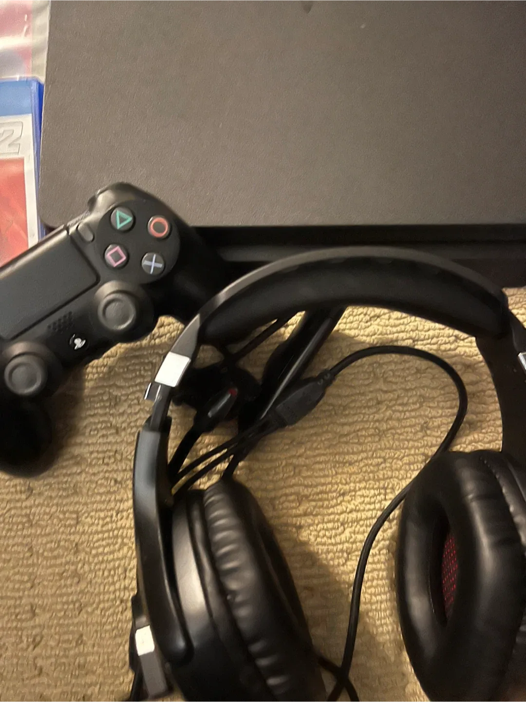 PlayStation 4 Bundle with Games & Accessories image indicator(4)