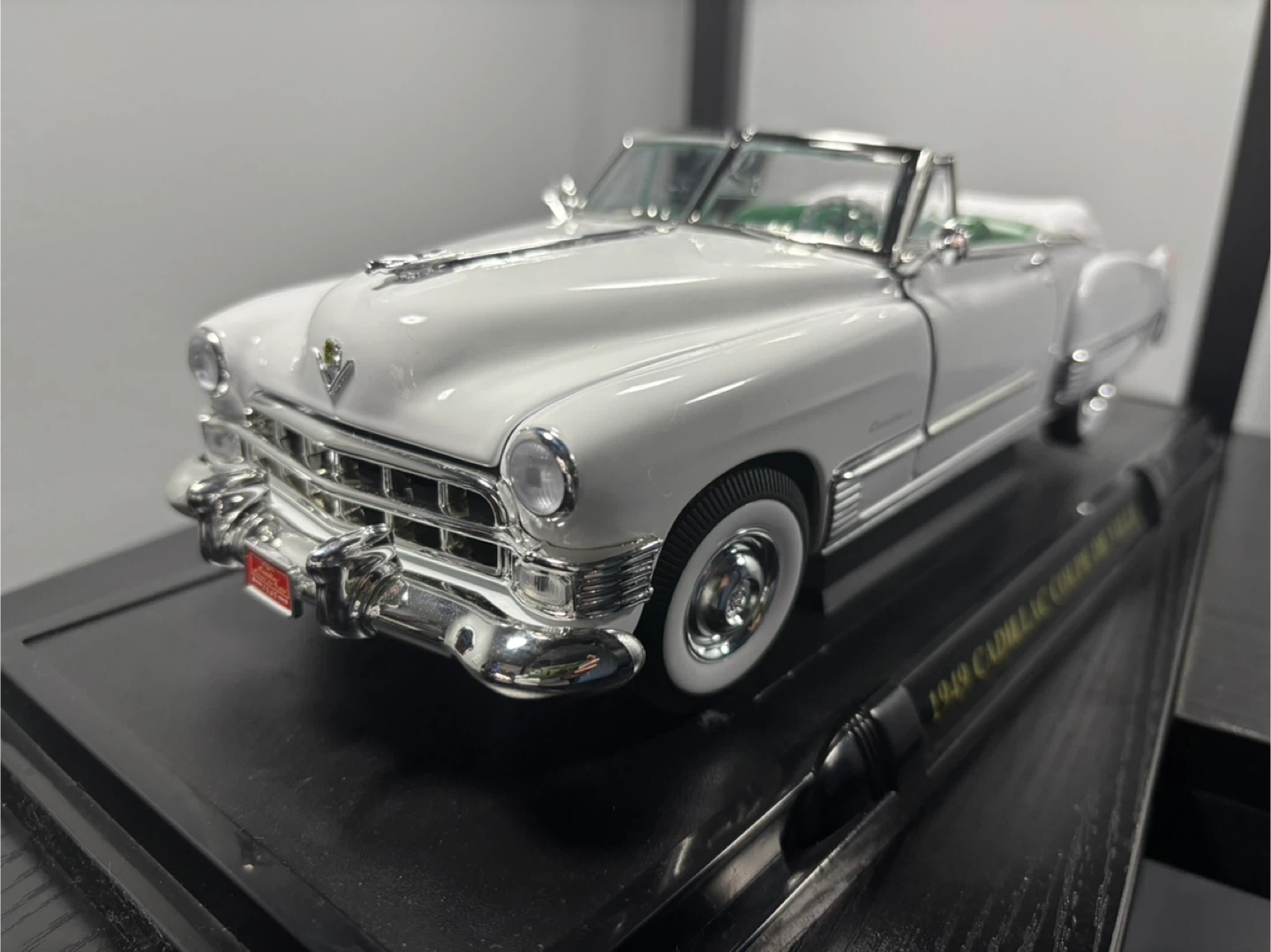 1949 Cadillac Coupe de Ville Diecast Model Car - photo 2