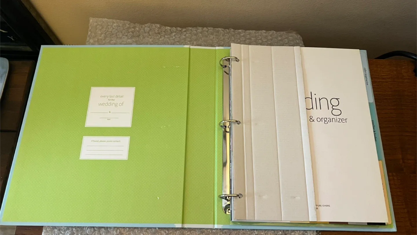 The Knot Ultimate Wedding Planner & Organizer 3-Ring Binder image indicator(6)