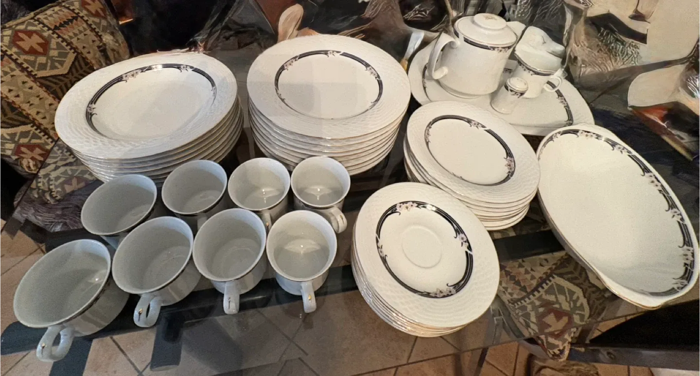Lynns Fine China Dinnerware Set