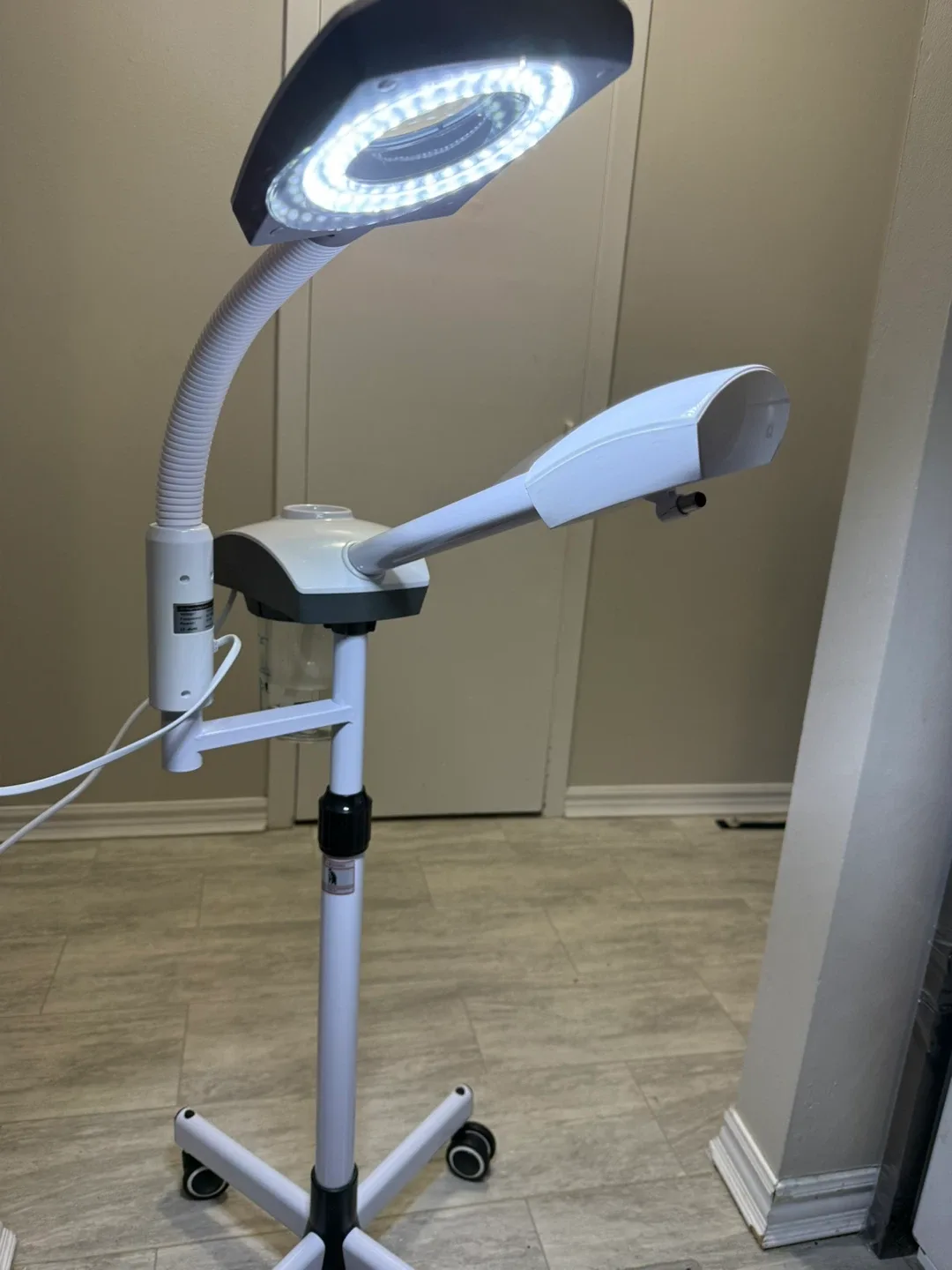 NEW Pro 2-in-1 Facial Steamer, Magnifying Lamp image indicator(4)