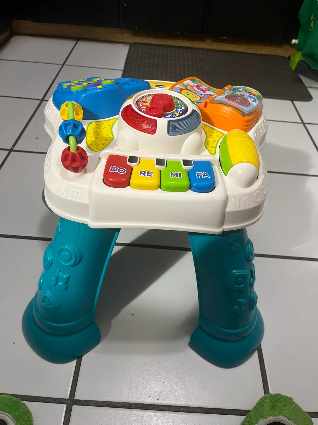 VTech Sit-to-Stand Learn and Discover Table