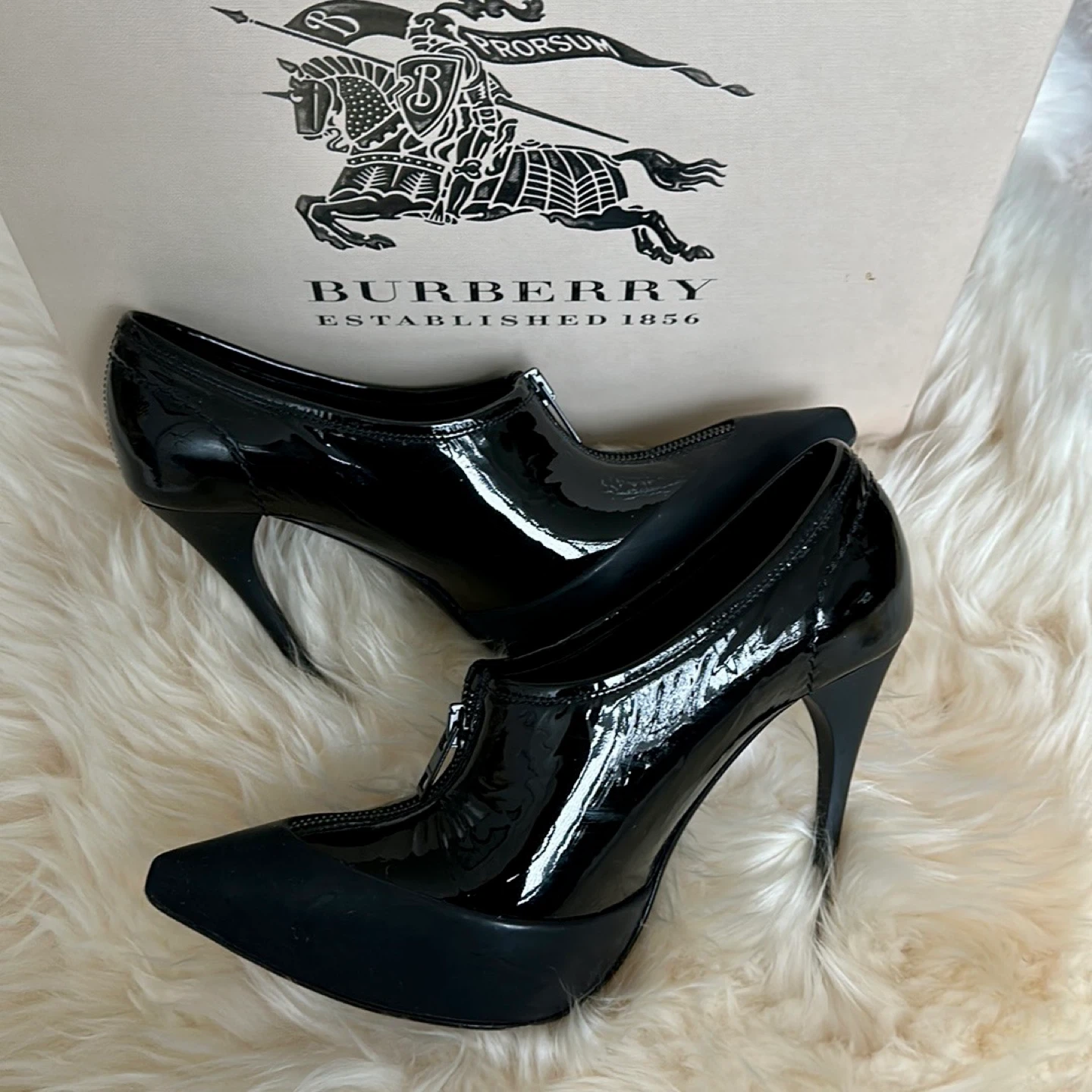 💕 Burberry Pointed-Toe Pumps (Size 36)