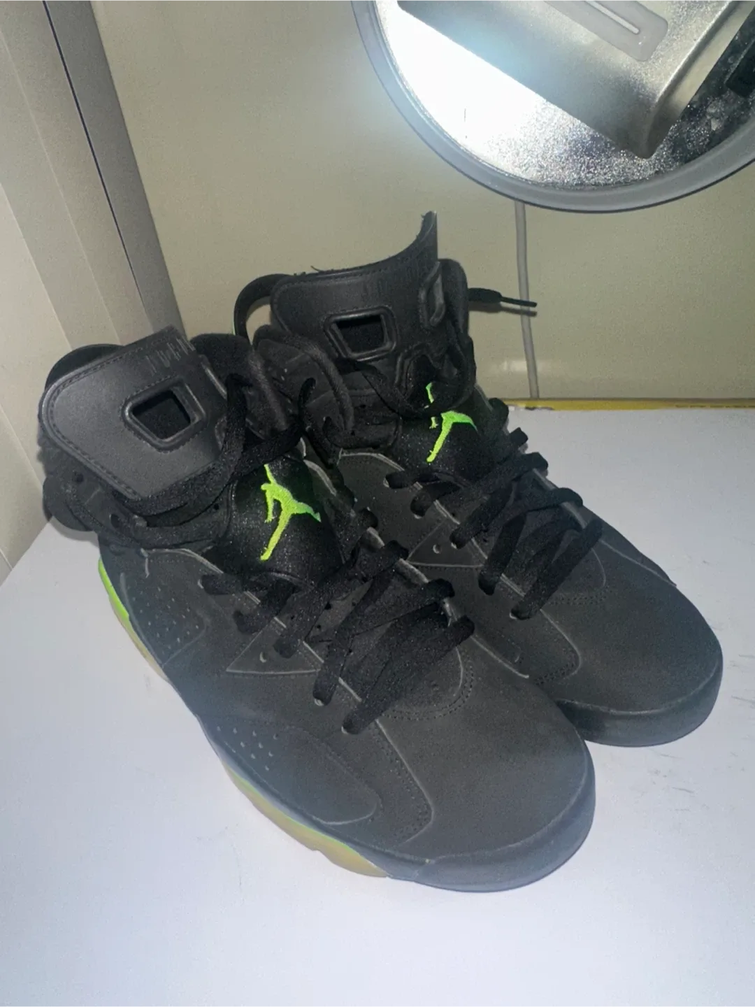 Jordan 6 Retro Electric Green, Size 9.5 image indicator(8)