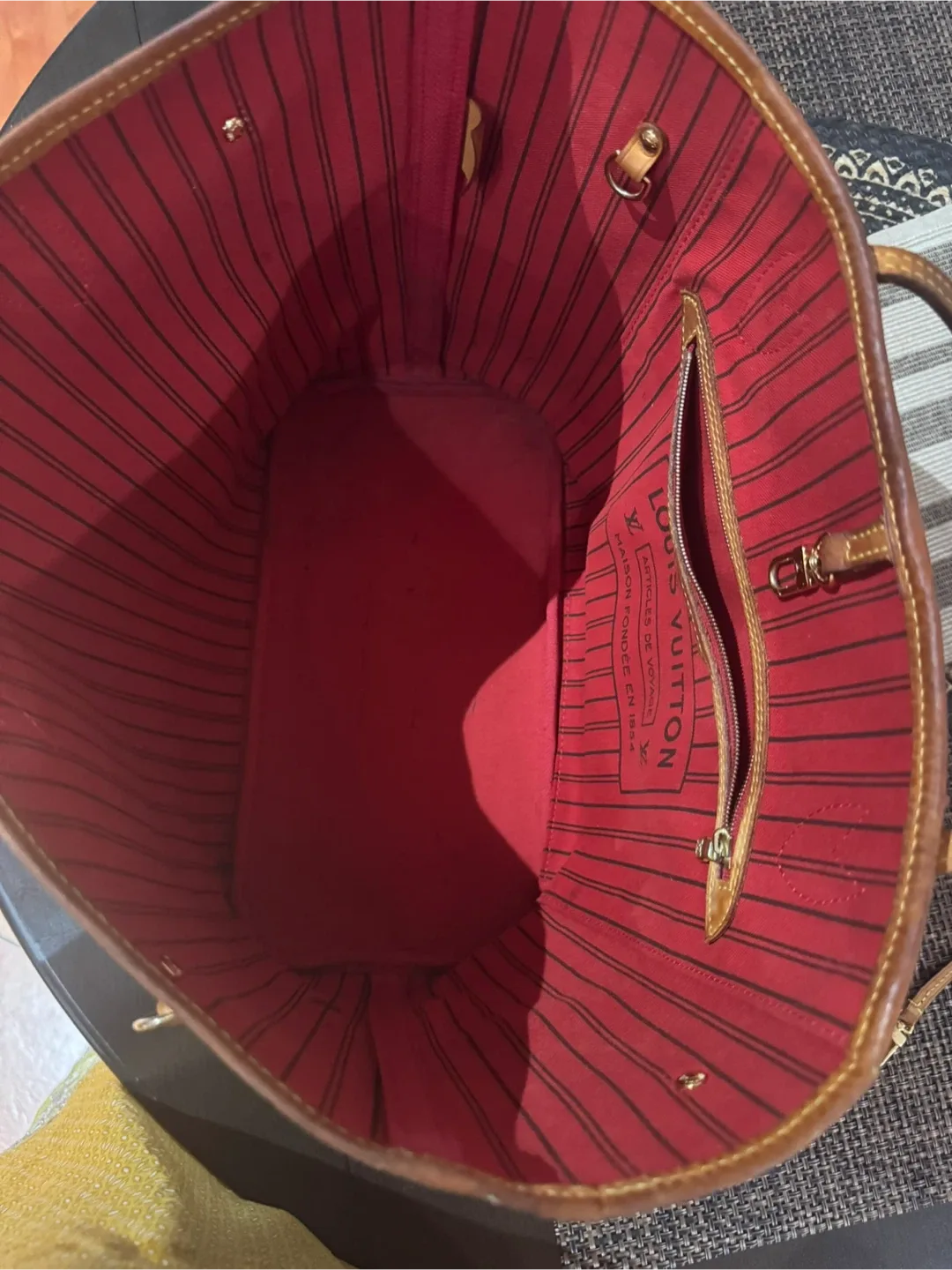 Louis Vuitton Neverfull MM Tote Bag image indicator(6)