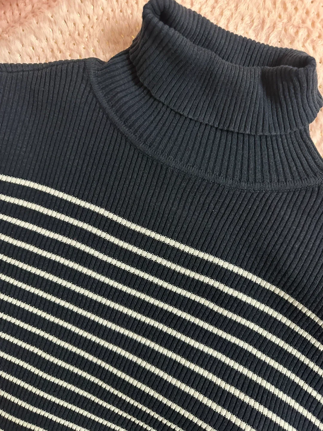 GAP Striped Turtleneck - Size M image indicator(2)
