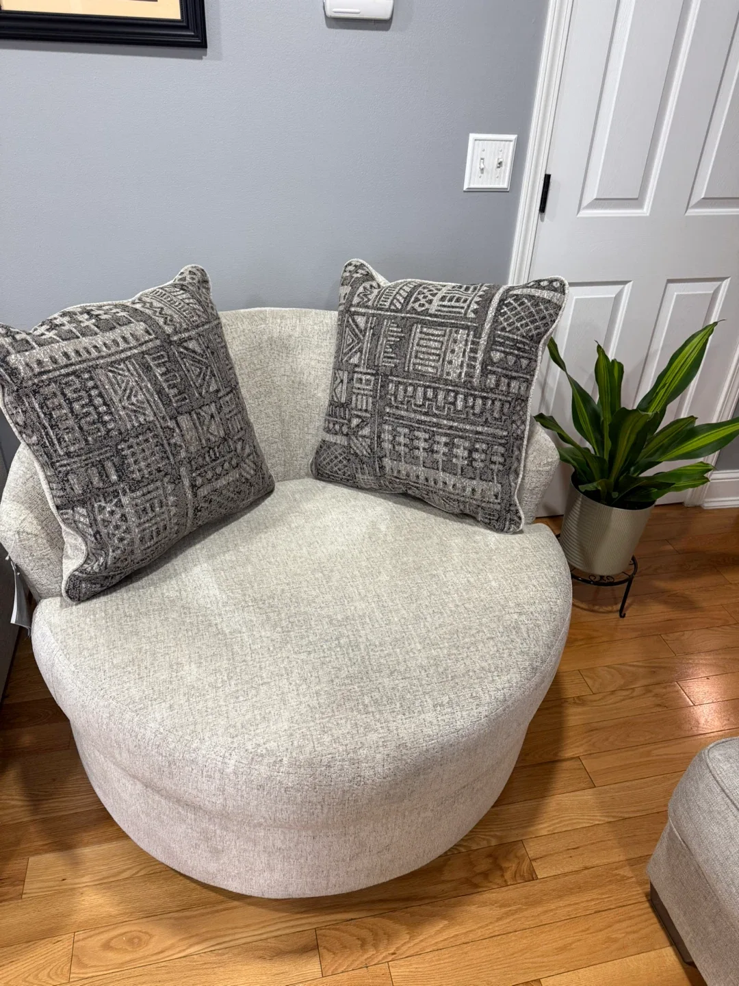 Signature Design by Ashley Swivel Chair image indicator(6)