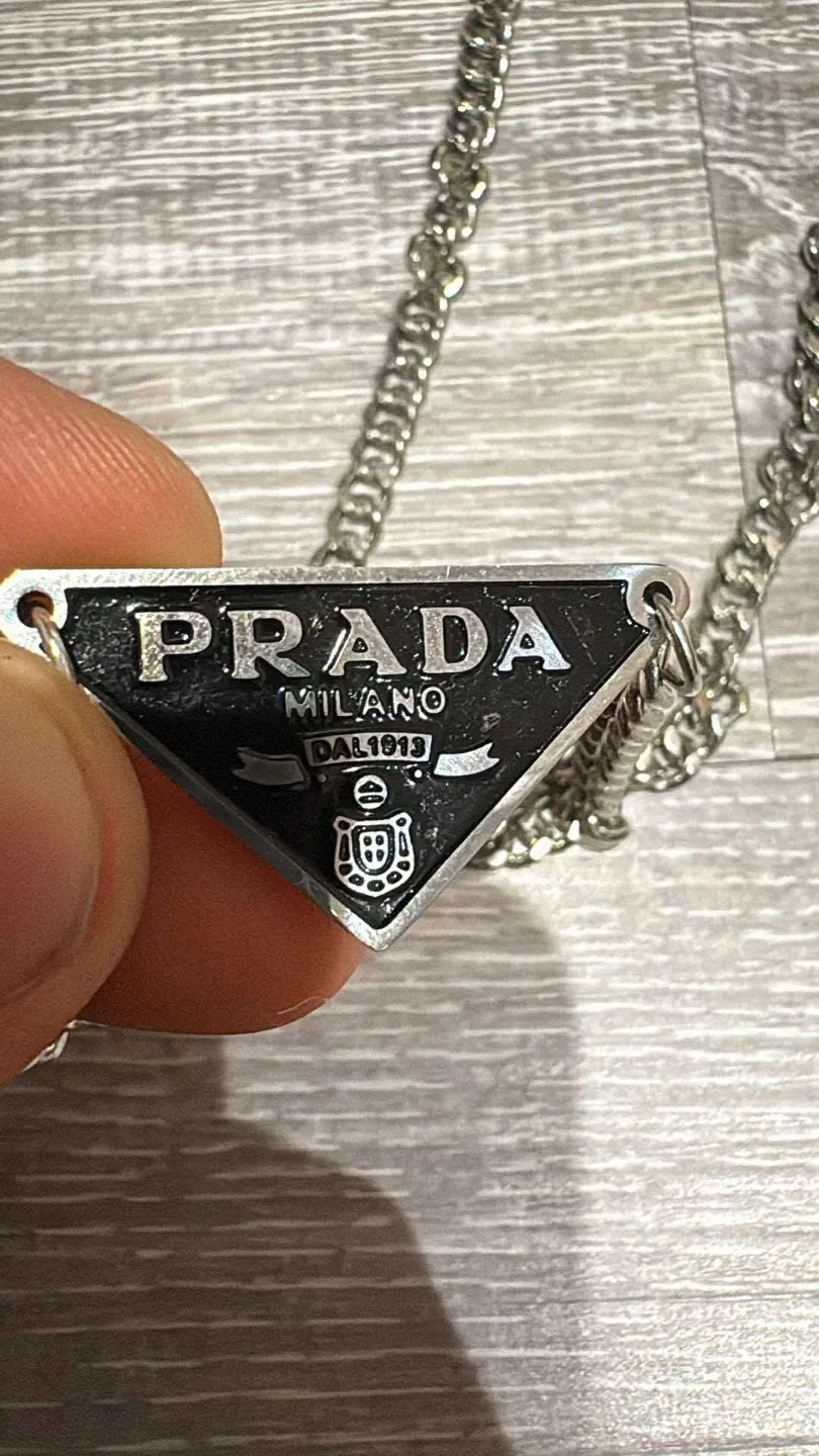 Prada chain image indicator(3)