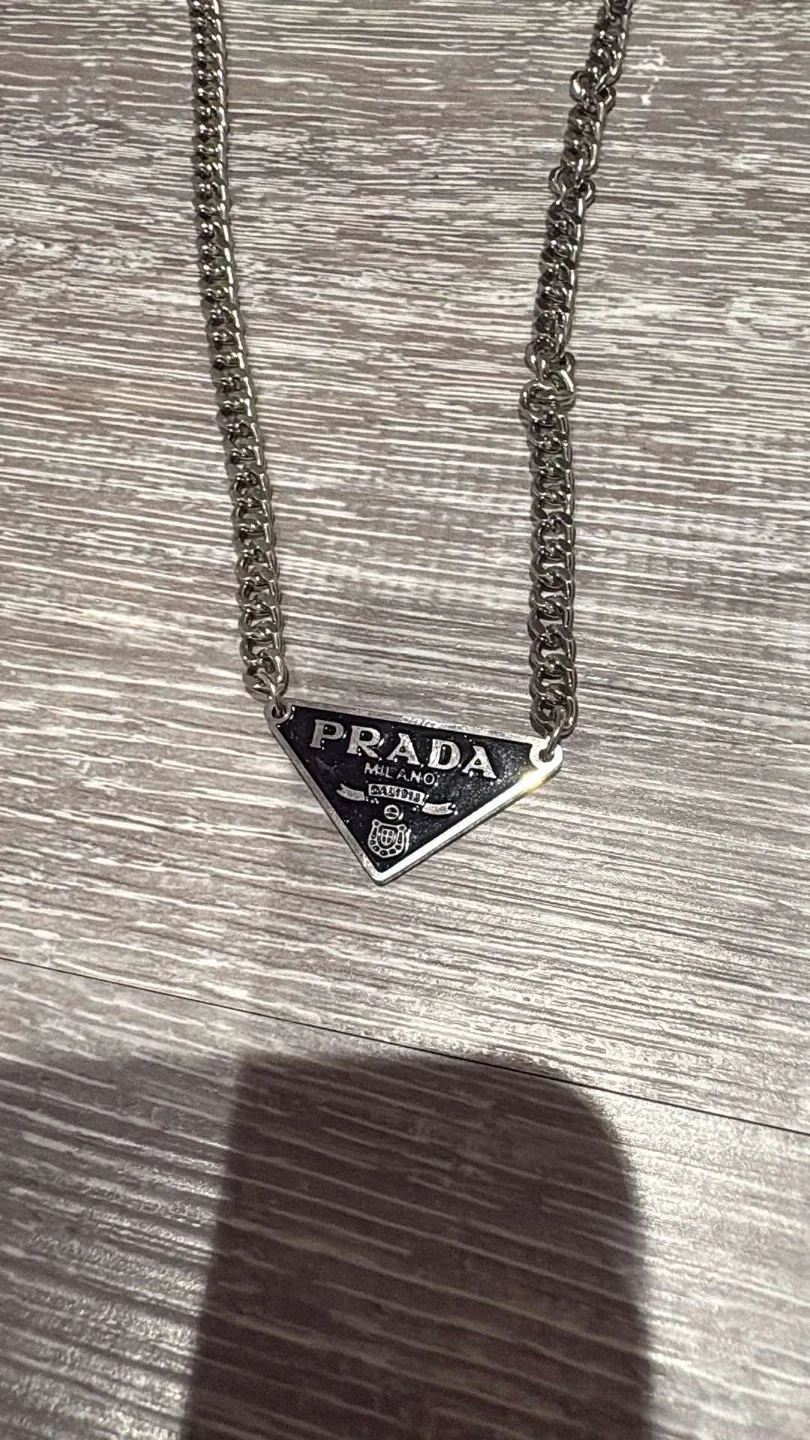 Prada chain image indicator(2)