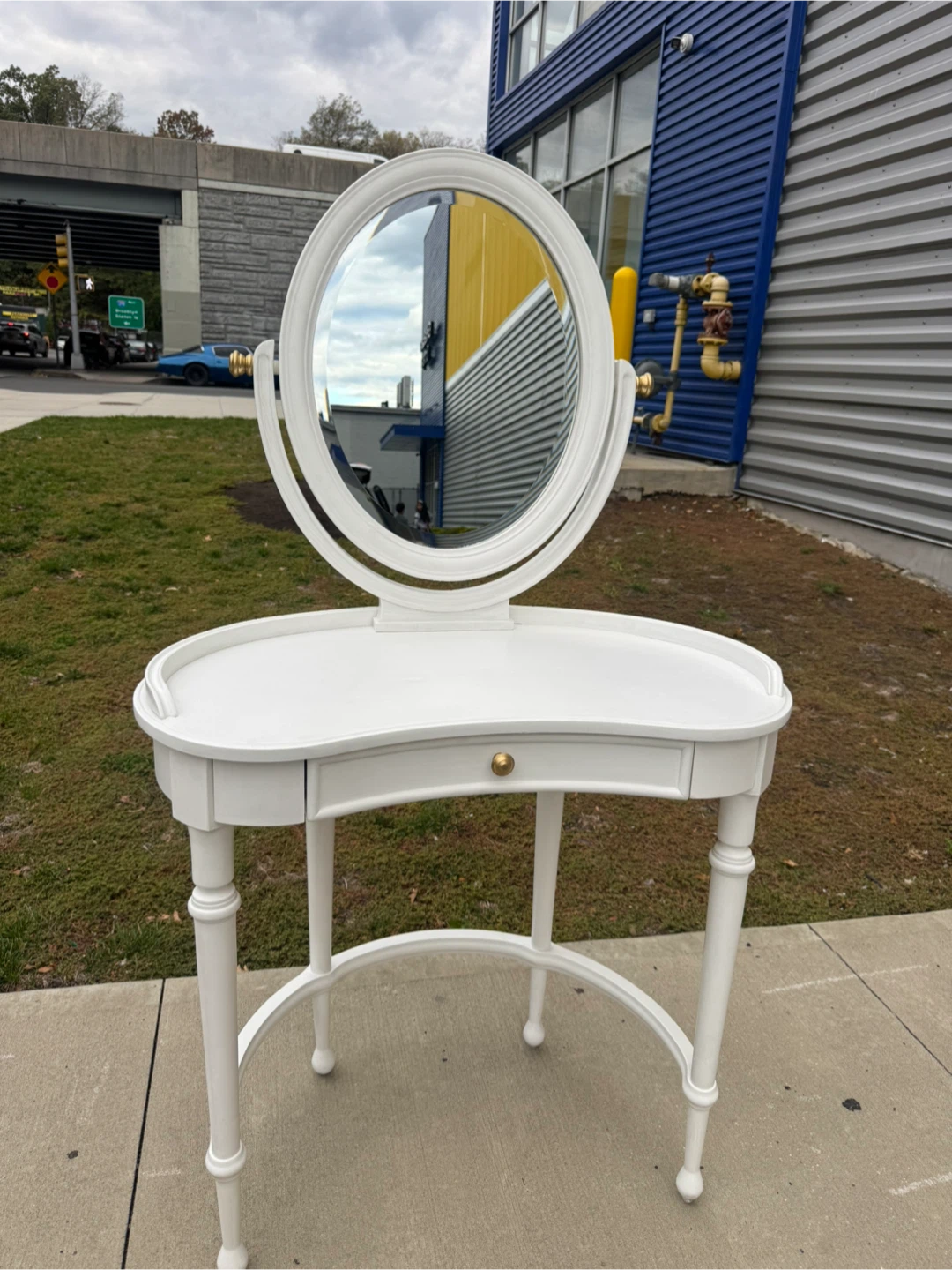 Free delivery vanity