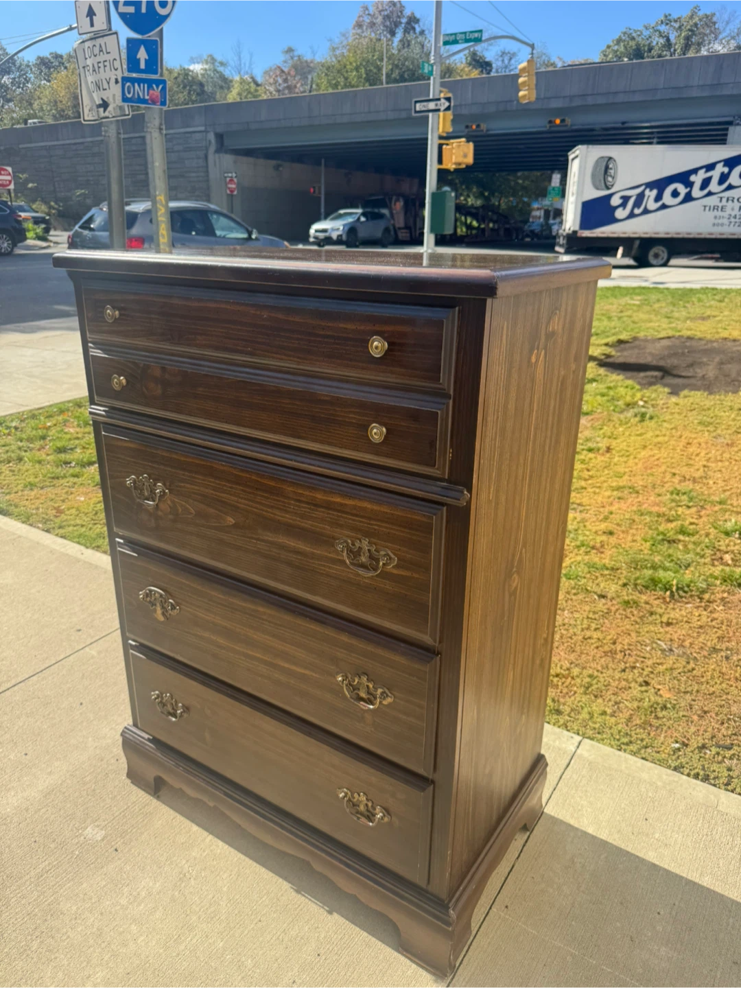 Free delivery dresser wood - photo 3