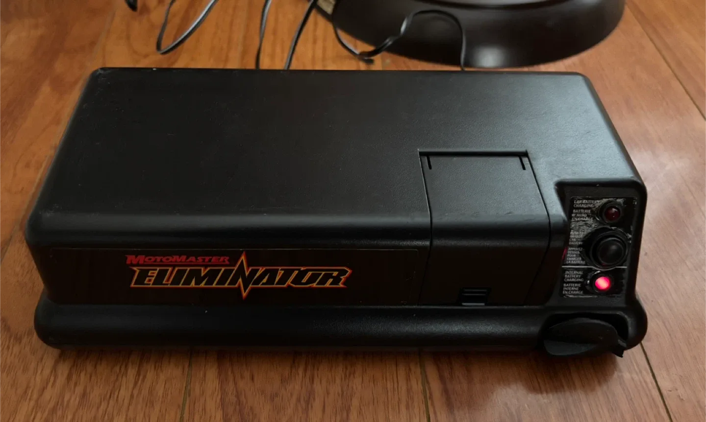 MotoMaster Eliminator Emergency Car Starter (with charger) image indicator(4)