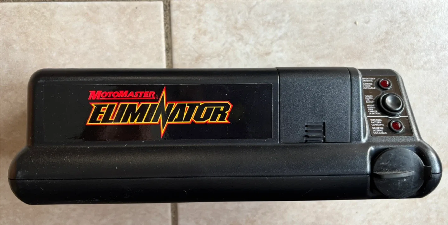 MotoMaster Eliminator Emergency Car Starter (with charger) image indicator(2)