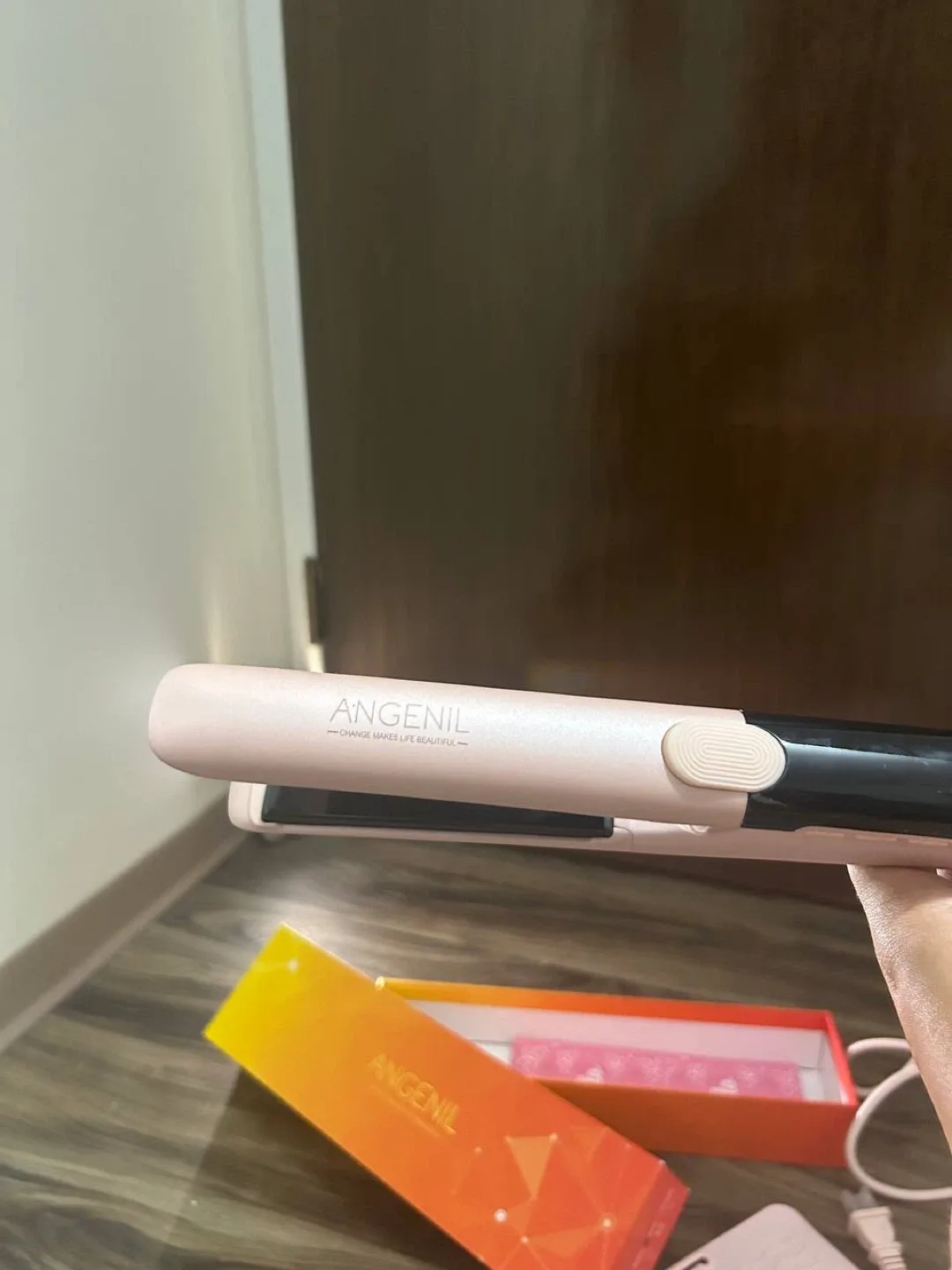 Angenil Hair Straightener - Like New! image indicator(3)