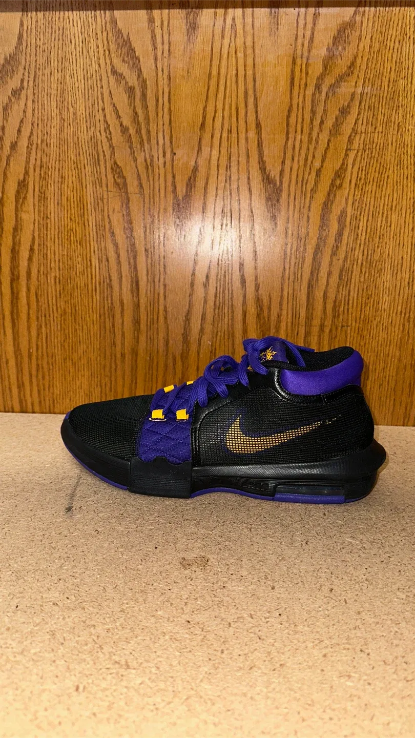 Nike LeBron Witness 7 Lakers Shoes, Size 10 image indicator(2)