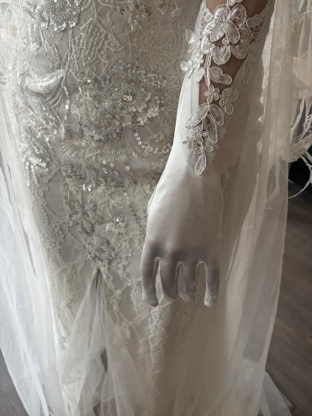 White Lace Wedding Gloves image indicator(7)