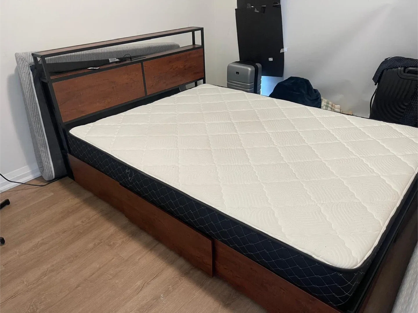 Queen Size Bed Frame with Mattress image indicator(3)
