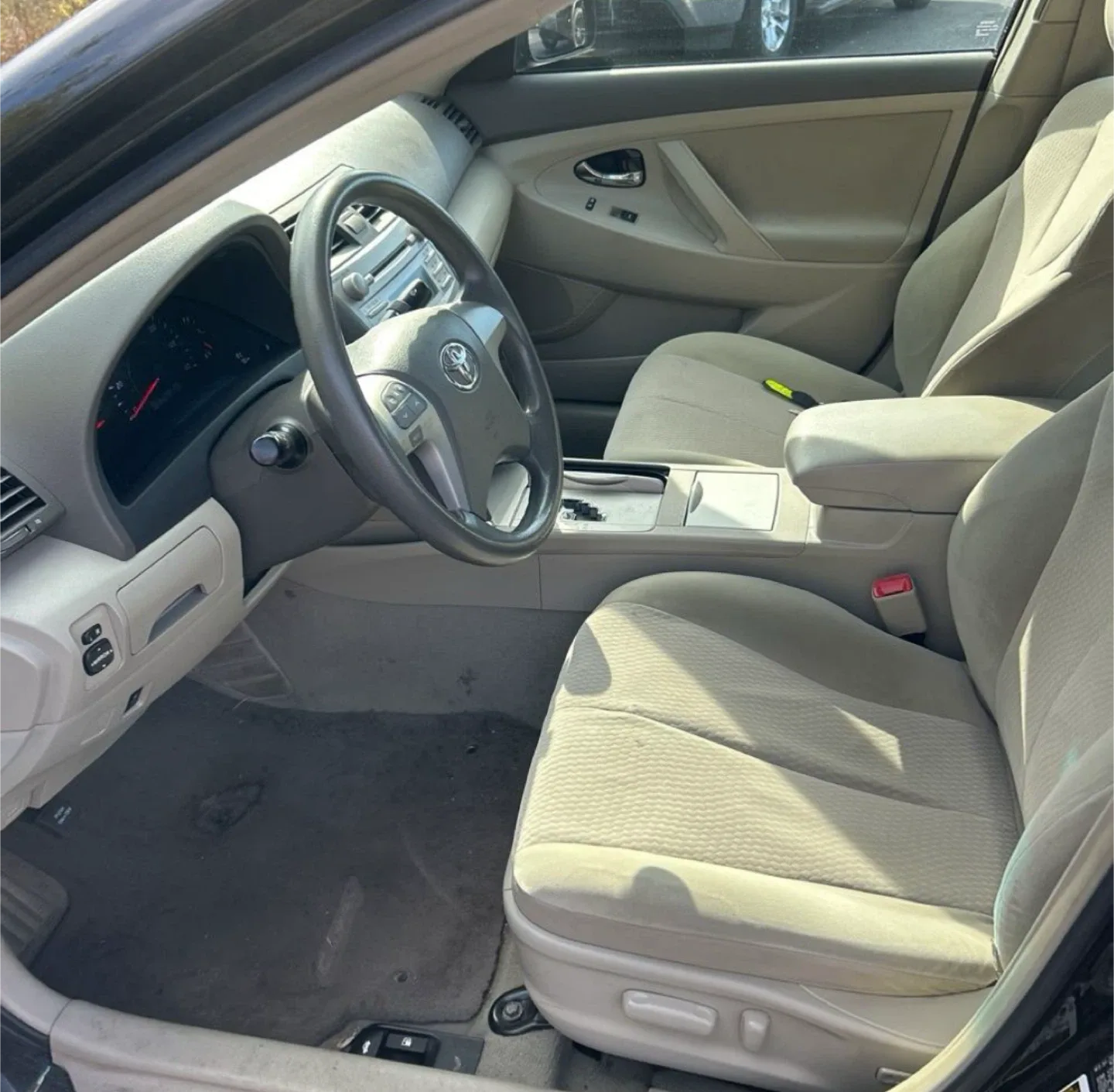 Black Toyota Camry LE image indicator(8)