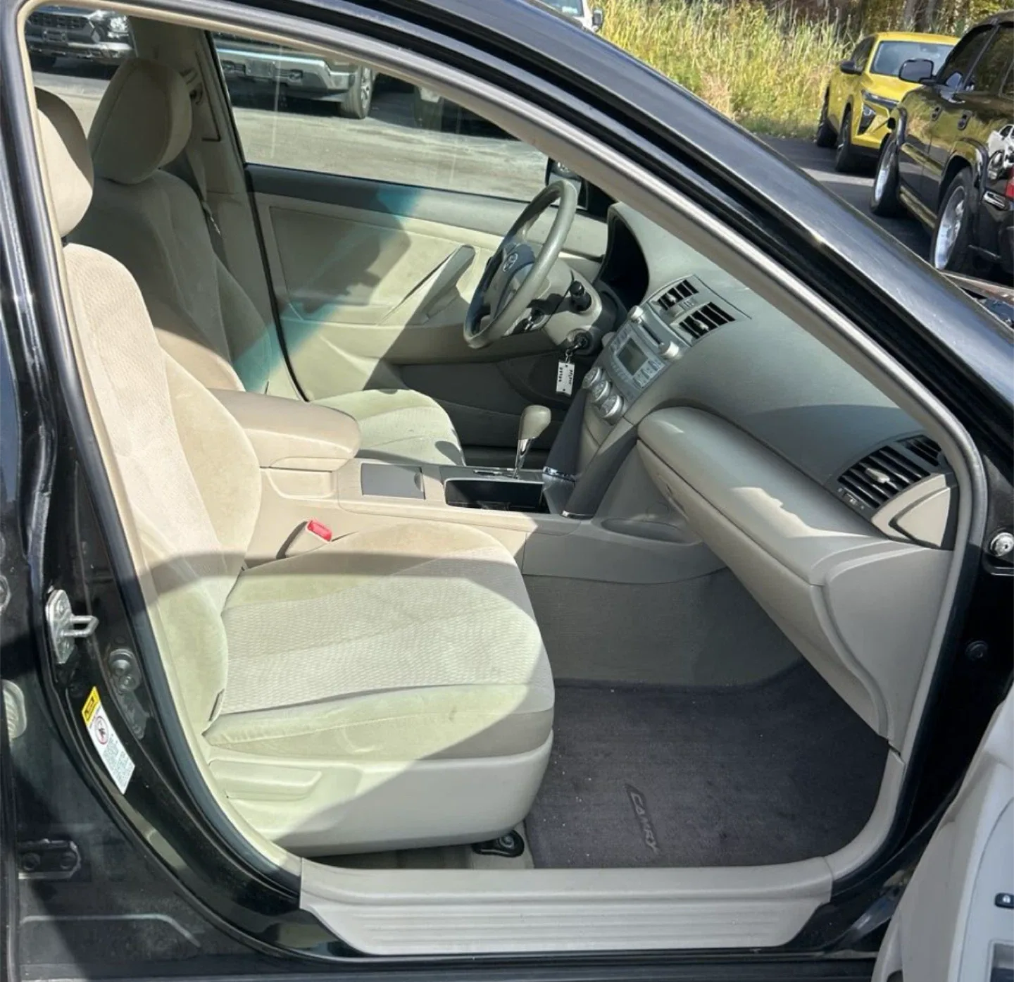 Black Toyota Camry LE image indicator(9)