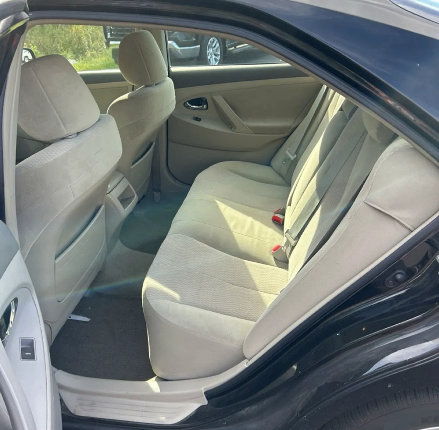 Black Toyota Camry LE image indicator(10)