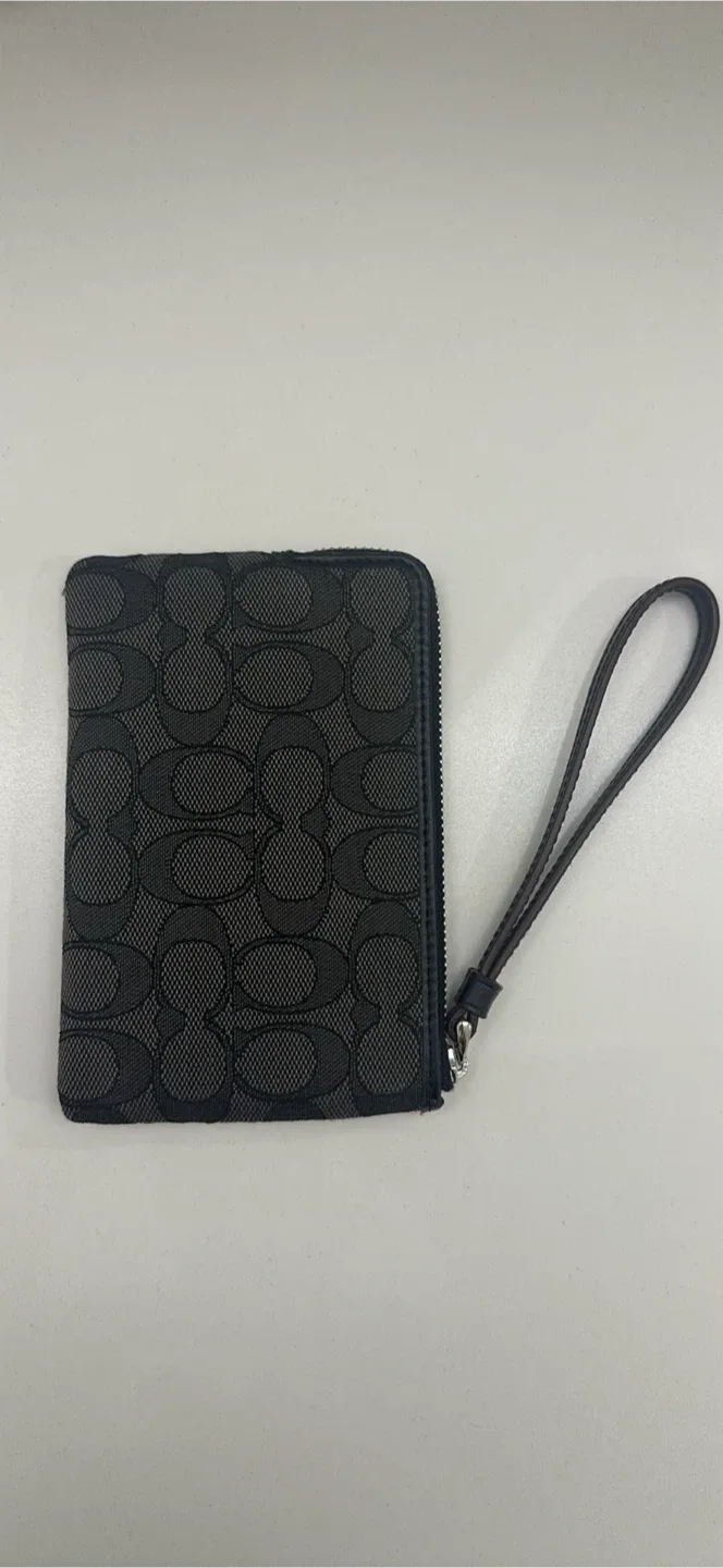 Coach Wristlet image indicator(2)
