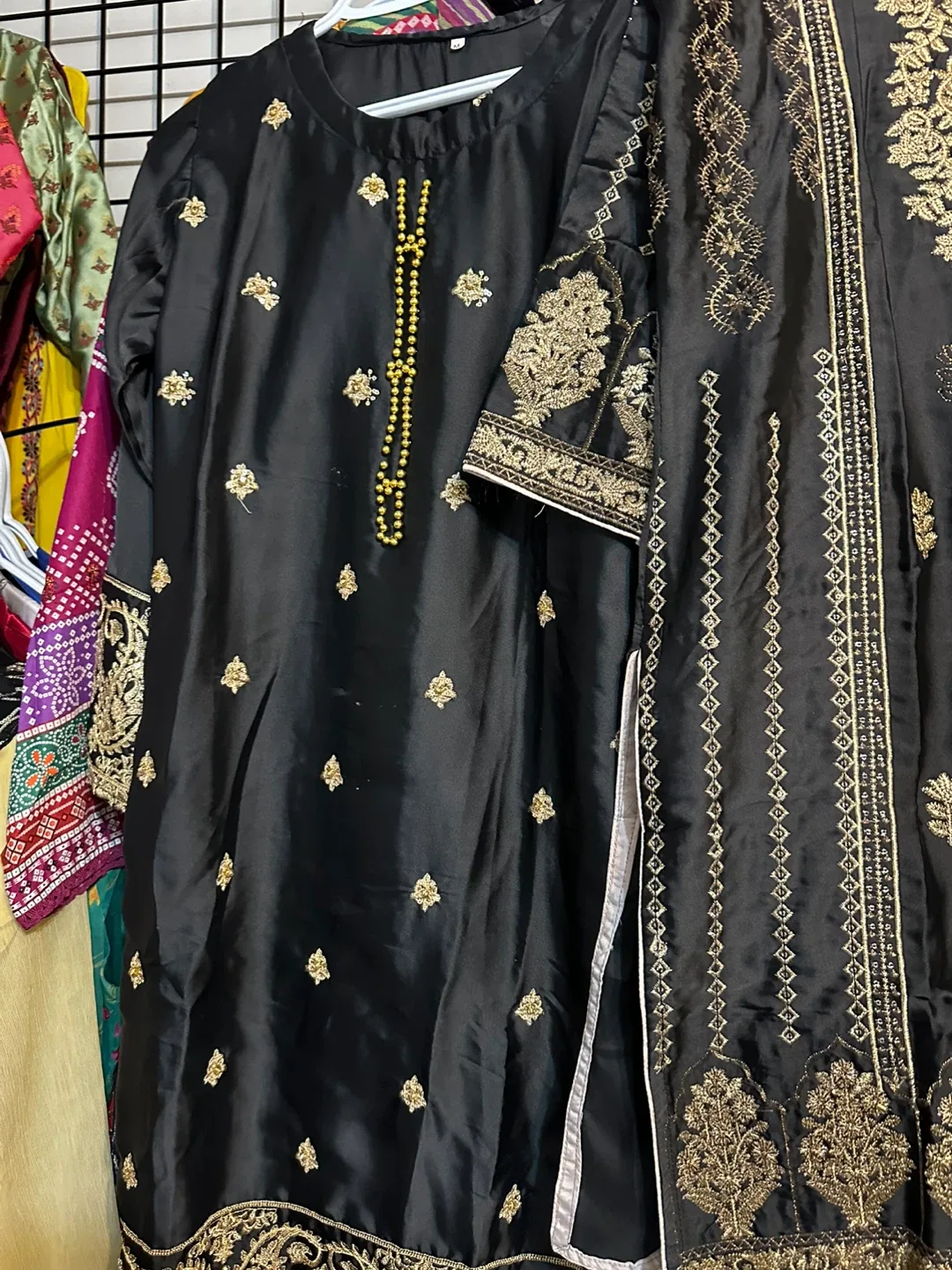 Salwar Kameez - Traditional South Asian Outfit image indicator(3)