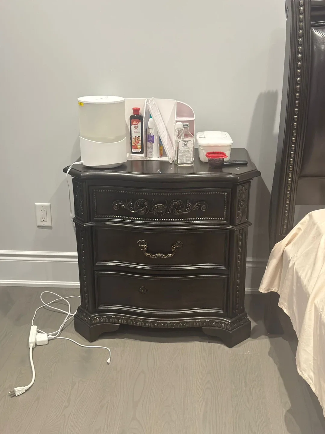 Bedroom Set - Dresser, Nightstand, Mirror image indicator(5)